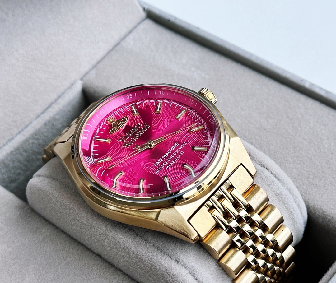 Vivienne’s Rosite Saturn Watch: A Timeless Fashion Statement - 图片 3