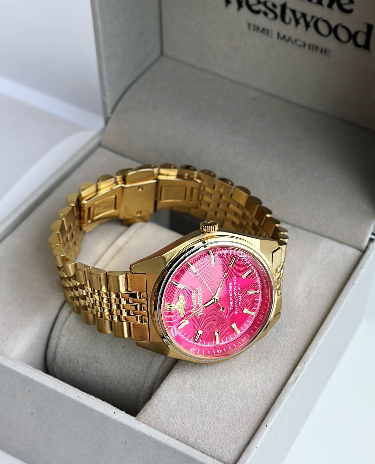 Vivienne’s Rosite Saturn Watch: A Timeless Fashion Statement - 图片 8