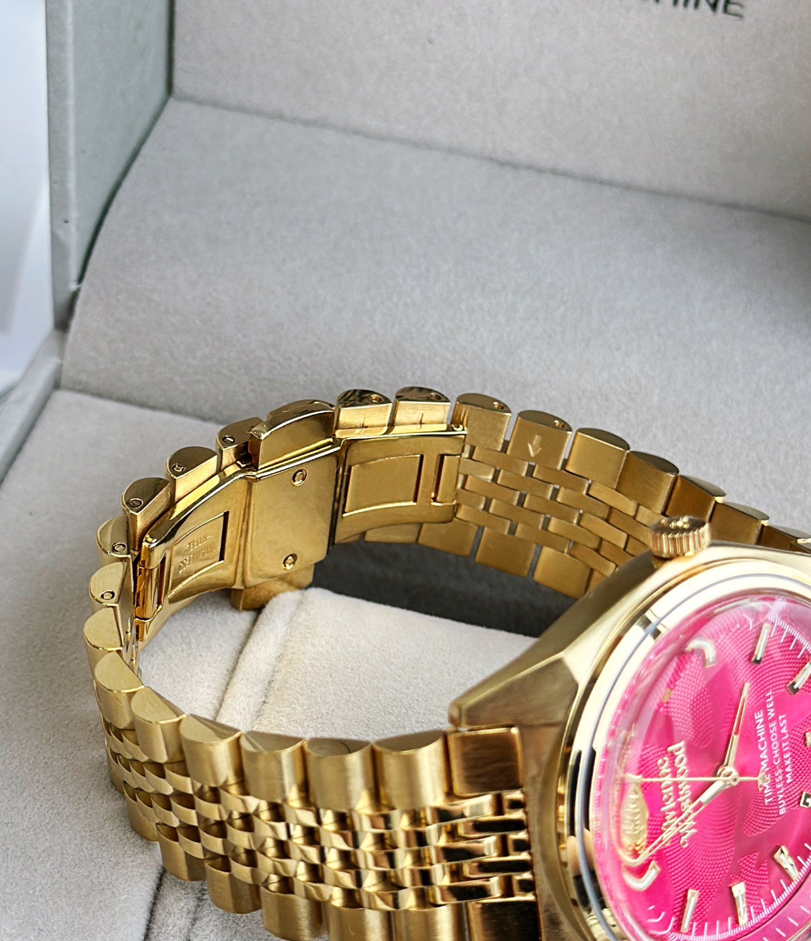 Vivienne’s Rosite Saturn Watch: A Timeless Fashion Statement - 图片 9