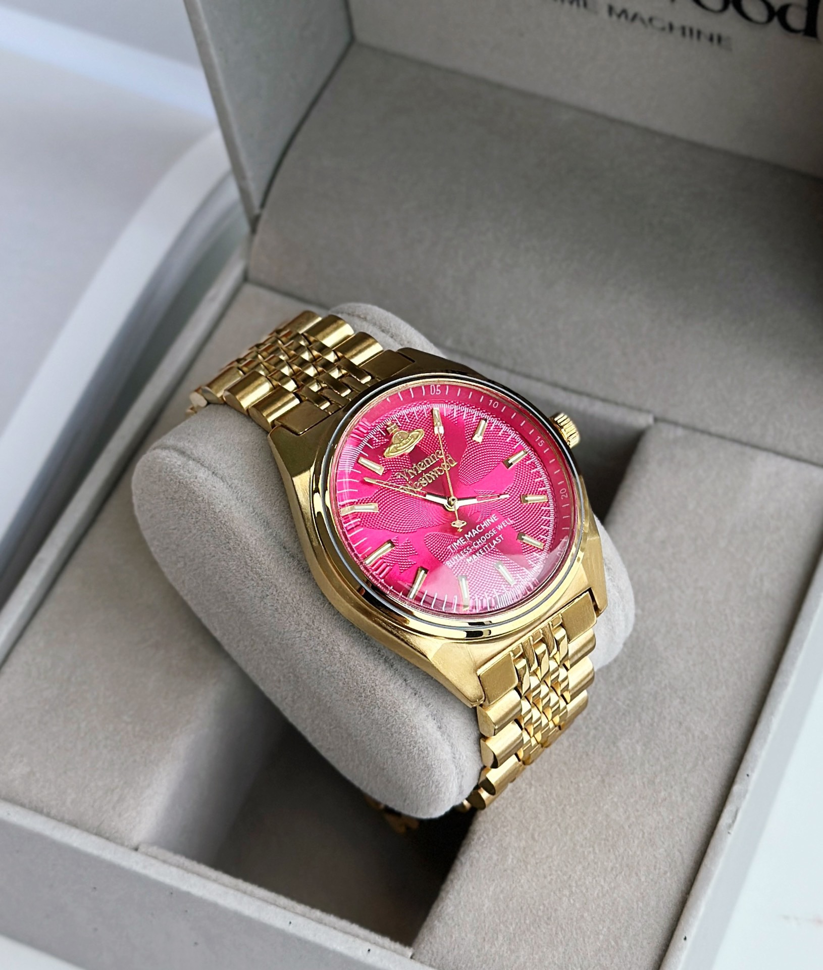 Vivienne’s Rosite Saturn Watch: A Timeless Fashion Statement - 图片 6