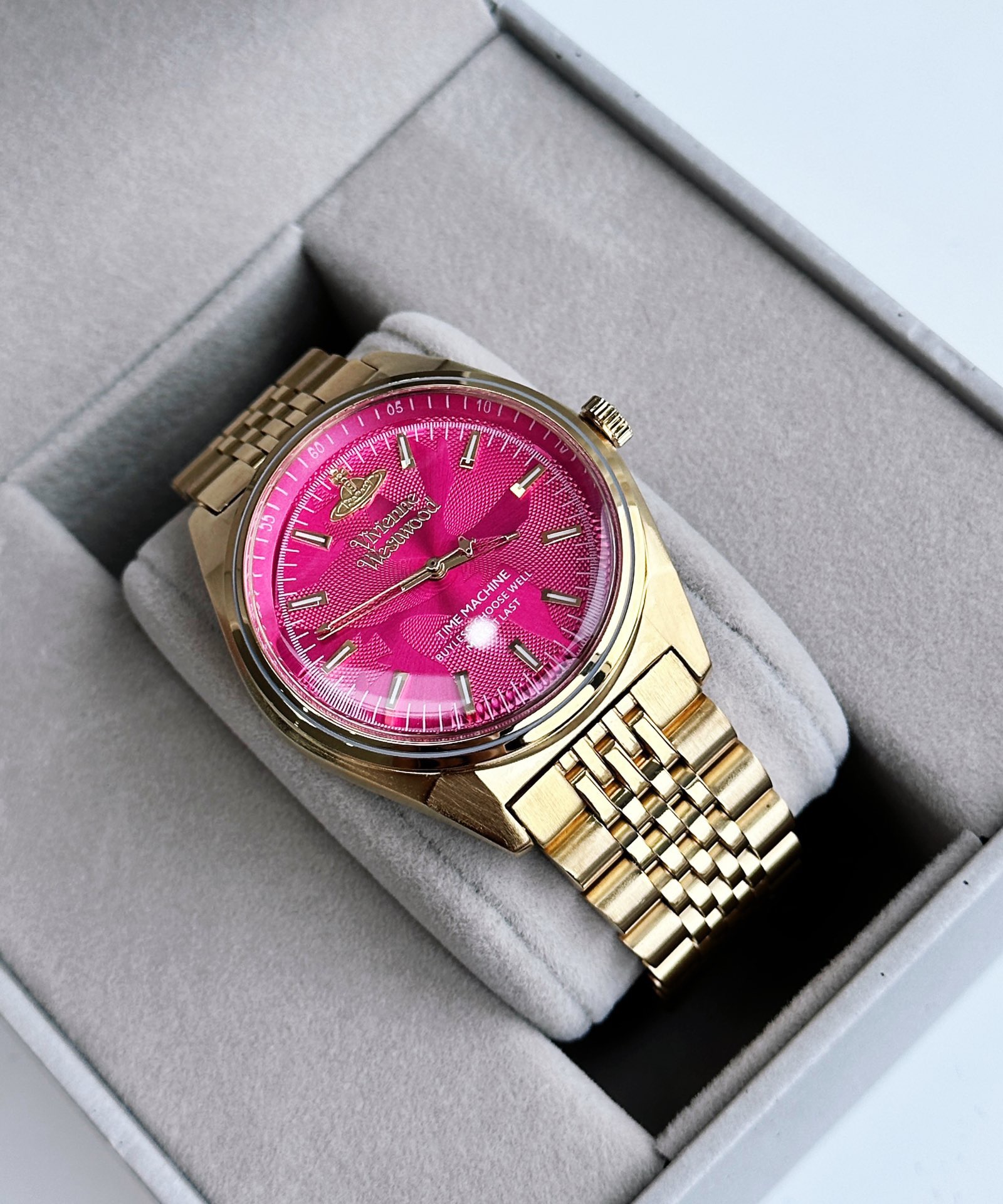 Vivienne’s Rosite Saturn Watch: A Timeless Fashion Statement - 图片 2