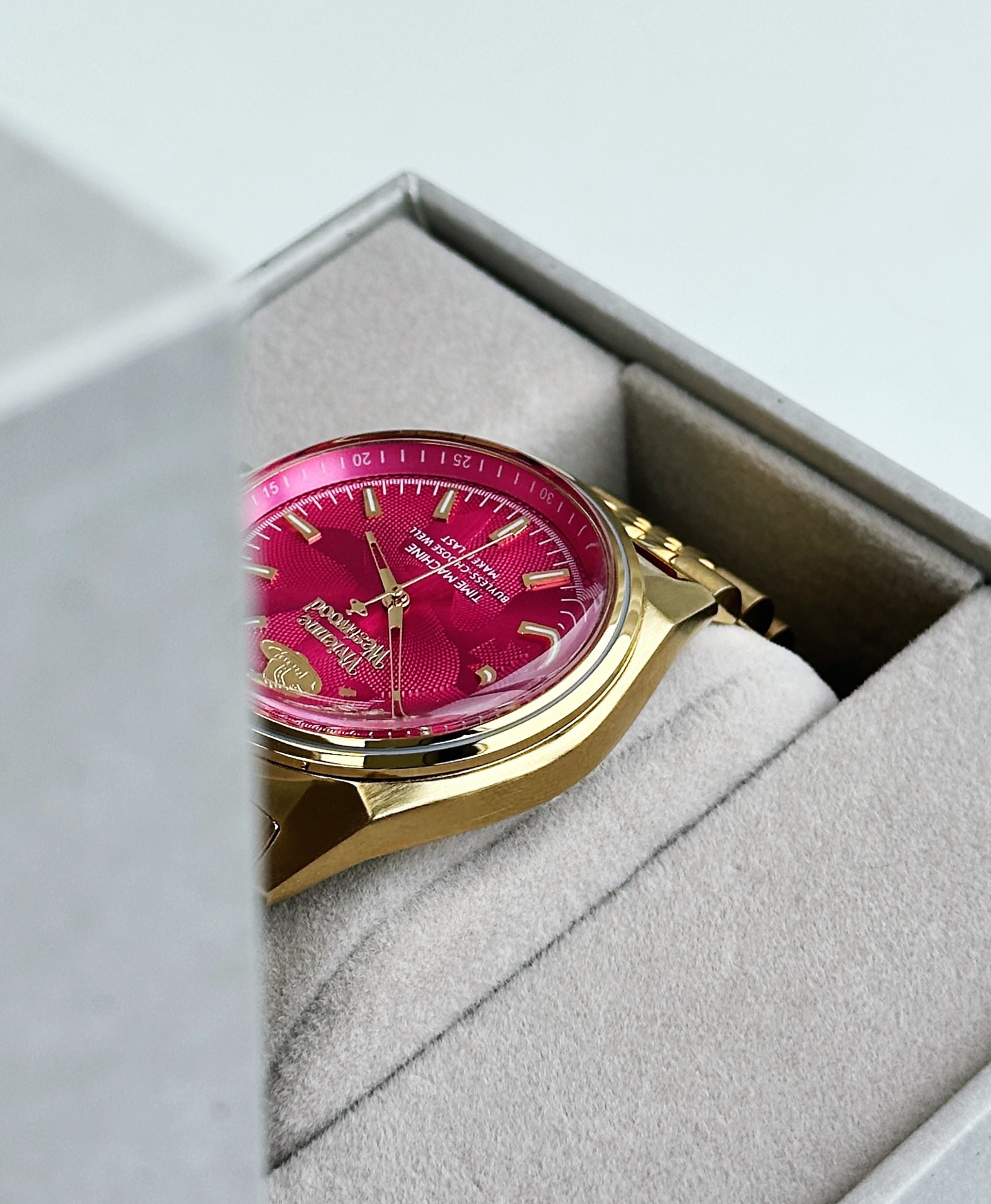 Vivienne’s Rosite Saturn Watch: A Timeless Fashion Statement - 图片 5