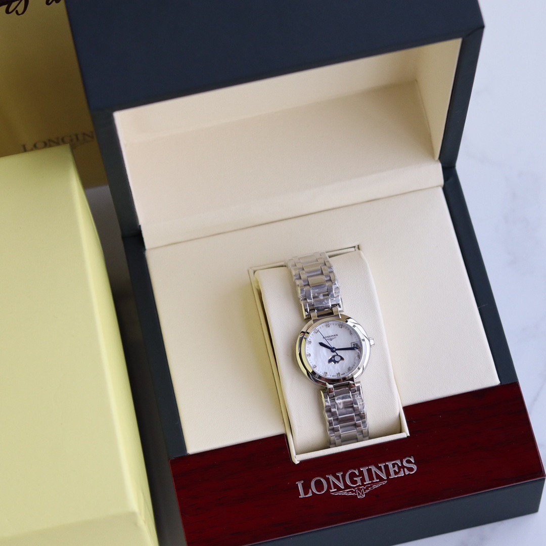 💰140 爱要1千遍！！！浪琴longine…2019新系列心月月相石手表女士超美气质范时尚石英腕表，适合各种场合。大气场从心月系列开始～2个款式，罗马数字款和带钻款，深圳代工精致原盒包装发售，完美品相质保一年，8000➕体验超值概念。心机芯走时精确，蓝宝石镜面生活30米防水，女士时尚石英腕表百搭你的大气场，各种平台吹爆了这款百搭神器！！！品名，心月罗马数字心月带钻。尺寸，直径30.5cm，厚度0.8cm。