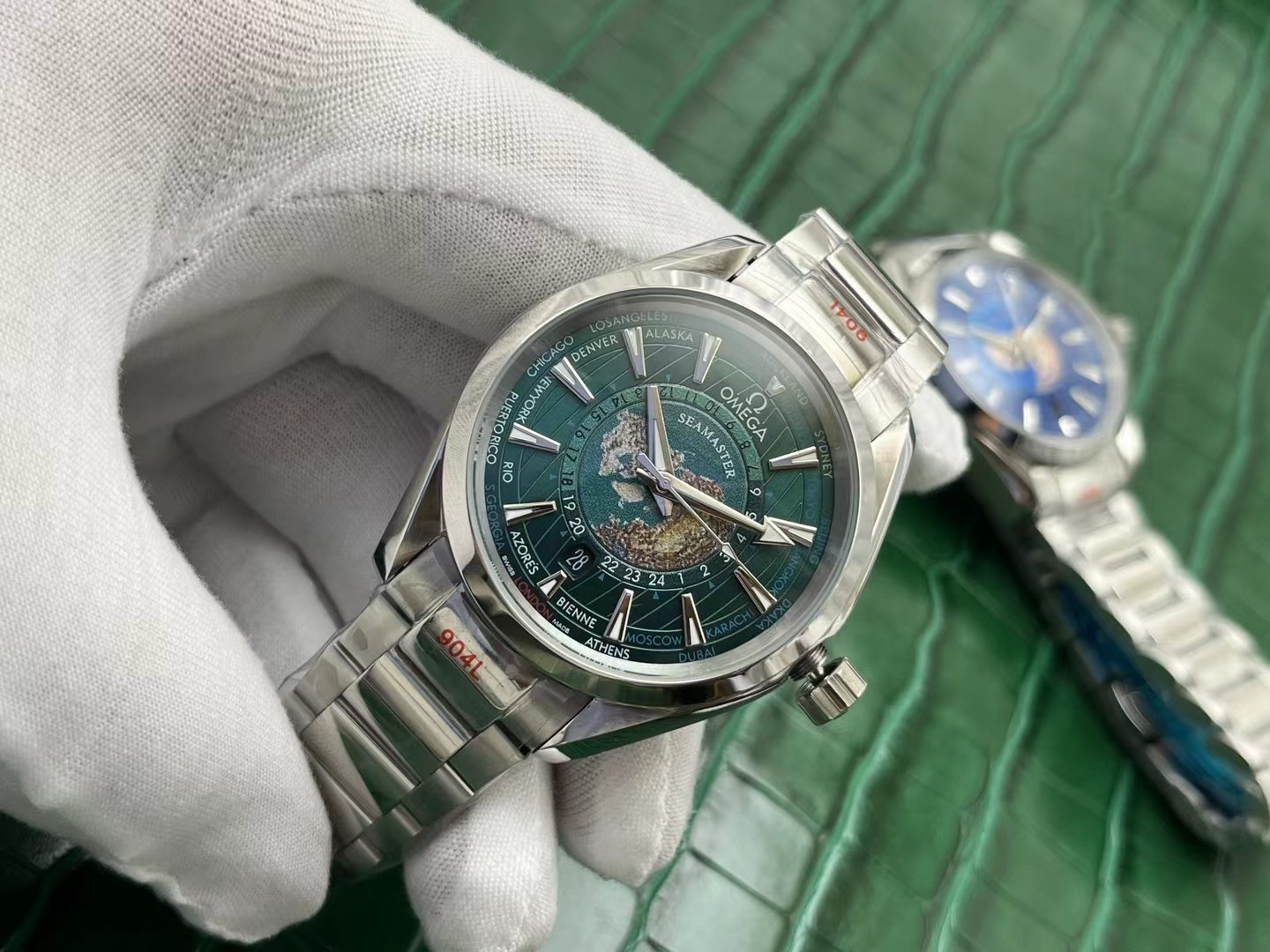💰200 欧米伽海马150米系列Aqua Terra世界时腕表—经问世便风靡全球一直受青睐有加!今年推出的全新Aqua Terra世界时腕表延续了前作的精湛工艺和精致细节,并融合了更先进的制表技术。对热衷于腕表设计的表迷而言,这款腕表的每一处细节都的大厂做工,Aqua Terra风格 精钢材质,经抛光和拉丝处理,蓝色橡胶表带延续了Aqua Terra系列一贯的设计风格,销量一直领先—150米系列—在推出全新单品—再次突破主题:【经典爆款 再创辉煌】品牌:欧米茄(尊贵品质 臻品归来)爆款类型:精品男士腕表(重品质)【海马150系列】316精钢材质表带:材料:矿物质超强蓝宝石镜面(耐磨)浮雕精华 浩瀚大气 匠心独运 腕间瑰宝尺寸:直径40mm厚10mm热卖上市!欢迎转载🔥JH出品精品不断🔥