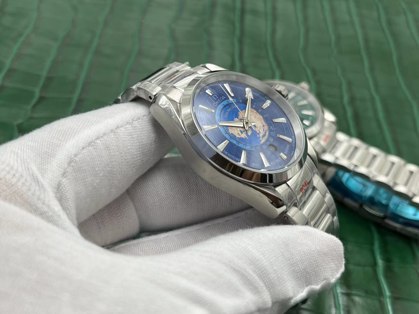 💰200 欧米伽海马150米系列Aqua Terra世界时腕表—经问世便风靡全球一直受青睐有加!今年推出的全新Aqua Terra世界时腕表延续了前作的精湛工艺和精致细节,并融合了更先进的制表技术。对热衷于腕表设计的表迷而言,这款腕表的每一处细节都的大厂做工,Aqua Terra风格 精钢材质,经抛光和拉丝处理,蓝色橡胶表带延续了Aqua Terra系列一贯的设计风格,销量一直领先—150米系列—在推出全新单品—再次突破主题:【经典爆款 再创辉煌】品牌:欧米茄(尊贵品质 臻品归来)爆款类型:精品男士腕表(重品质)【海马150系列】316精钢材质表带:材料:矿物质超强蓝宝石镜面(耐磨)浮雕精华 浩瀚大气 匠心独运 腕间瑰宝尺寸:直径40mm厚10mm热卖上市!欢迎转载🔥JH出品精品不断🔥