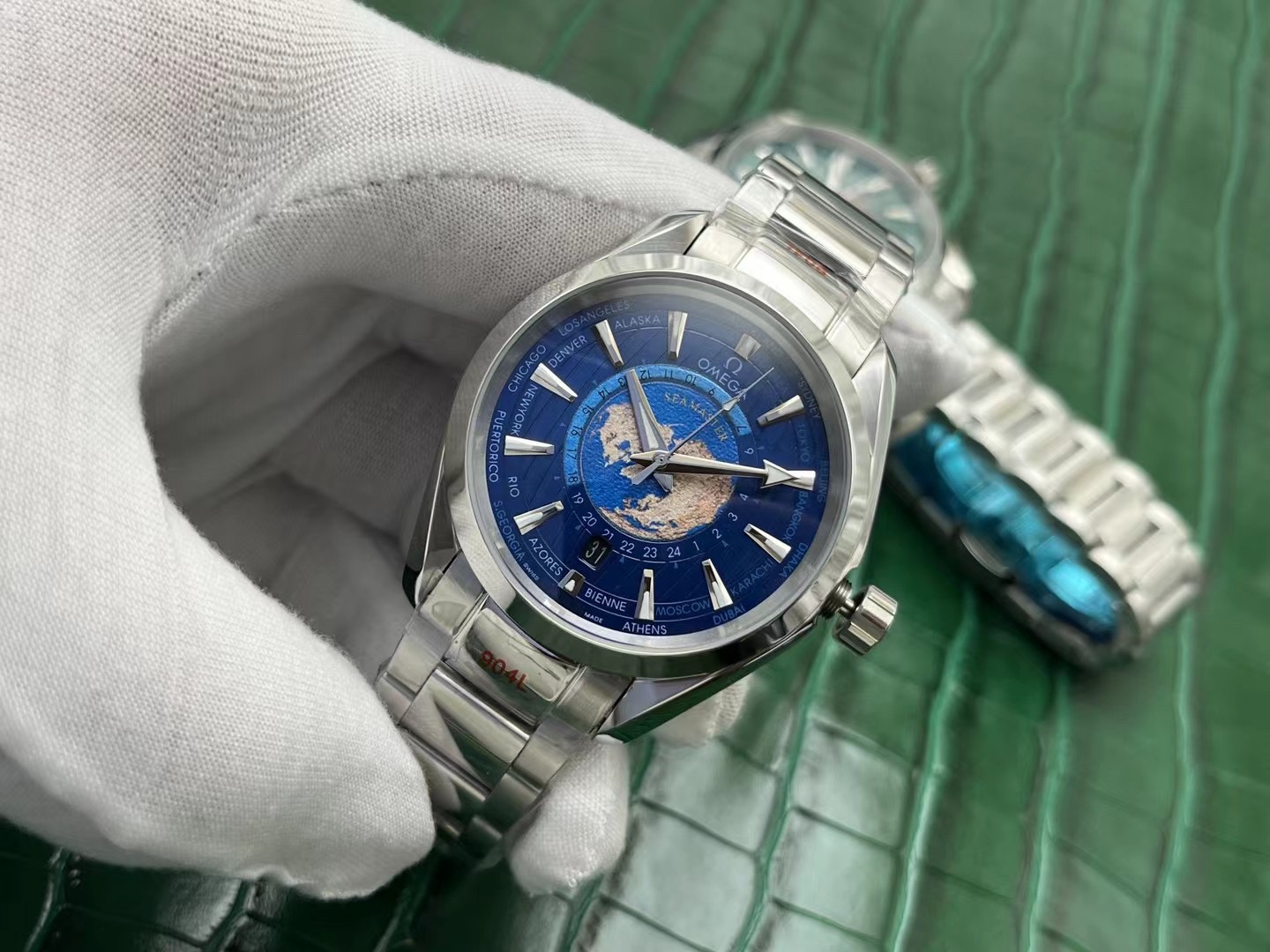 💰200 欧米伽海马150米系列Aqua Terra世界时腕表—经问世便风靡全球一直受青睐有加!今年推出的全新Aqua Terra世界时腕表延续了前作的精湛工艺和精致细节,并融合了更先进的制表技术。对热衷于腕表设计的表迷而言,这款腕表的每一处细节都的大厂做工,Aqua Terra风格 精钢材质,经抛光和拉丝处理,蓝色橡胶表带延续了Aqua Terra系列一贯的设计风格,销量一直领先—150米系列—在推出全新单品—再次突破主题:【经典爆款 再创辉煌】品牌:欧米茄(尊贵品质 臻品归来)爆款类型:精品男士腕表(重品质)【海马150系列】316精钢材质表带:材料:矿物质超强蓝宝石镜面(耐磨)浮雕精华 浩瀚大气 匠心独运 腕间瑰宝尺寸:直径40mm厚10mm热卖上市!欢迎转载🔥JH出品精品不断🔥