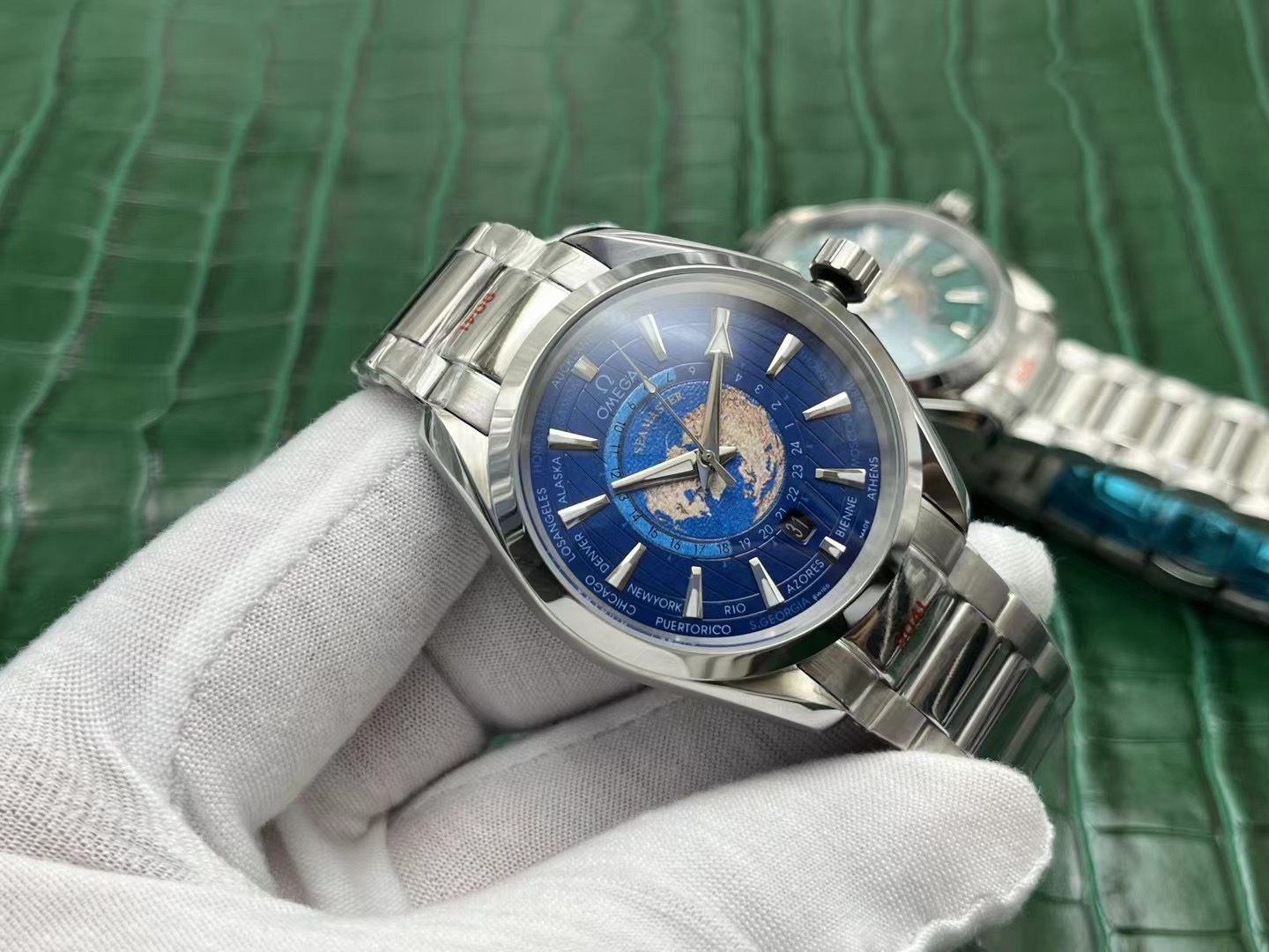 💰200 欧米伽海马150米系列Aqua Terra世界时腕表—经问世便风靡全球一直受青睐有加!今年推出的全新Aqua Terra世界时腕表延续了前作的精湛工艺和精致细节,并融合了更先进的制表技术。对热衷于腕表设计的表迷而言,这款腕表的每一处细节都的大厂做工,Aqua Terra风格 精钢材质,经抛光和拉丝处理,蓝色橡胶表带延续了Aqua Terra系列一贯的设计风格,销量一直领先—150米系列—在推出全新单品—再次突破主题:【经典爆款 再创辉煌】品牌:欧米茄(尊贵品质 臻品归来)爆款类型:精品男士腕表(重品质)【海马150系列】316精钢材质表带:材料:矿物质超强蓝宝石镜面(耐磨)浮雕精华 浩瀚大气 匠心独运 腕间瑰宝尺寸:直径40mm厚10mm热卖上市!欢迎转载🔥JH出品精品不断🔥