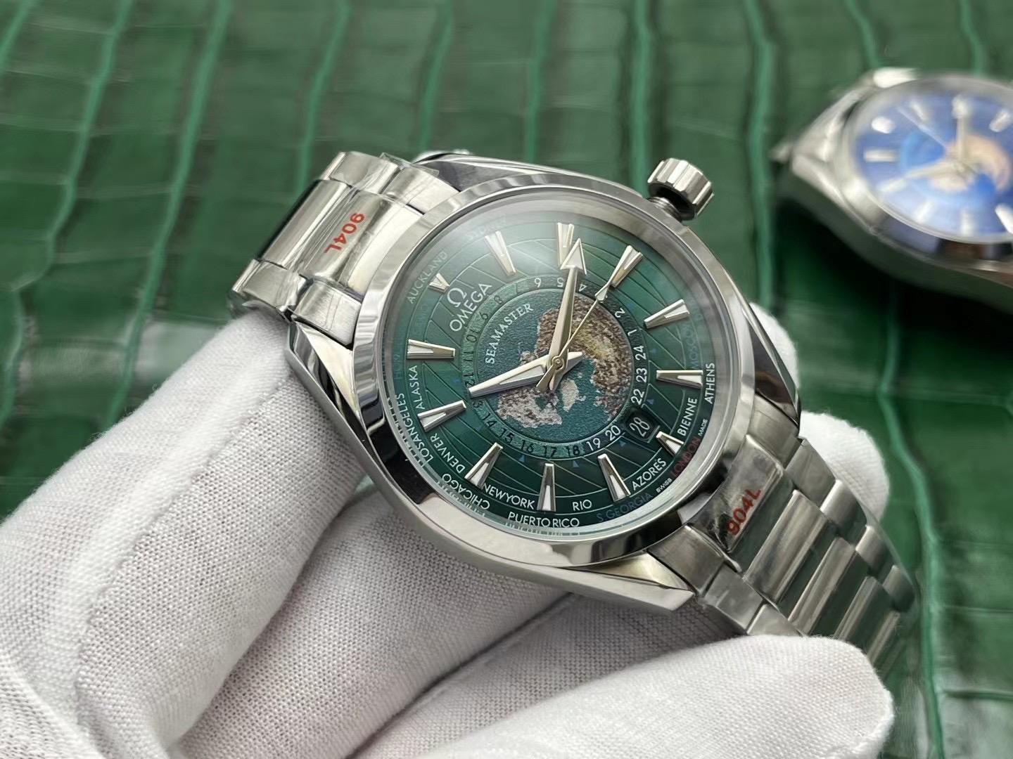 💰200 欧米伽海马150米系列Aqua Terra世界时腕表—经问世便风靡全球一直受青睐有加!今年推出的全新Aqua Terra世界时腕表延续了前作的精湛工艺和精致细节,并融合了更先进的制表技术。对热衷于腕表设计的表迷而言,这款腕表的每一处细节都的大厂做工,Aqua Terra风格 精钢材质,经抛光和拉丝处理,蓝色橡胶表带延续了Aqua Terra系列一贯的设计风格,销量一直领先—150米系列—在推出全新单品—再次突破主题:【经典爆款 再创辉煌】品牌:欧米茄(尊贵品质 臻品归来)爆款类型:精品男士腕表(重品质)【海马150系列】316精钢材质表带:材料:矿物质超强蓝宝石镜面(耐磨)浮雕精华 浩瀚大气 匠心独运 腕间瑰宝尺寸:直径40mm厚10mm热卖上市!欢迎转载🔥JH出品精品不断🔥