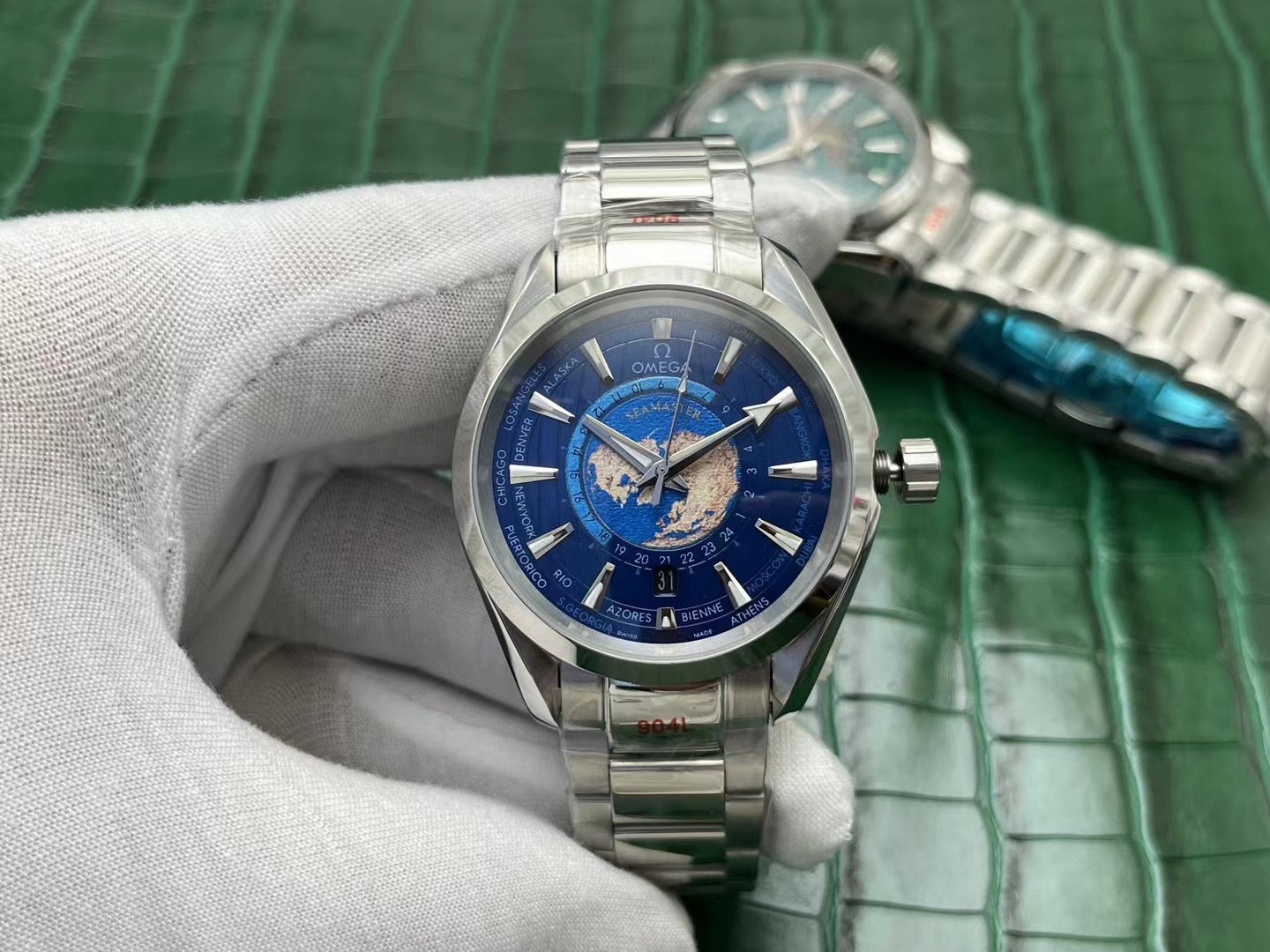 💰200 欧米伽海马150米系列Aqua Terra世界时腕表—经问世便风靡全球一直受青睐有加!今年推出的全新Aqua Terra世界时腕表延续了前作的精湛工艺和精致细节,并融合了更先进的制表技术。对热衷于腕表设计的表迷而言,这款腕表的每一处细节都的大厂做工,Aqua Terra风格 精钢材质,经抛光和拉丝处理,蓝色橡胶表带延续了Aqua Terra系列一贯的设计风格,销量一直领先—150米系列—在推出全新单品—再次突破主题:【经典爆款 再创辉煌】品牌:欧米茄(尊贵品质 臻品归来)爆款类型:精品男士腕表(重品质)【海马150系列】316精钢材质表带:材料:矿物质超强蓝宝石镜面(耐磨)浮雕精华 浩瀚大气 匠心独运 腕间瑰宝尺寸:直径40mm厚10mm热卖上市!欢迎转载🔥JH出品精品不断🔥