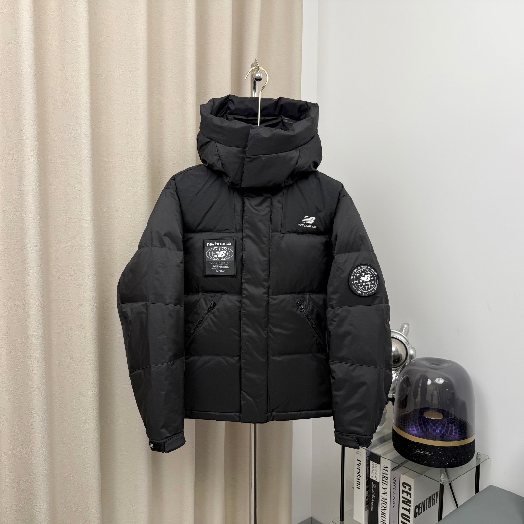 ＃暖冬福利 New Balance新百伦NB羽绒服 联名羽绒服 带隐藏帽子,主推系列,原包装➕原吊牌 专柜原版，全部1.1定制，尼龙防泼水面料，双层内胆，不跑绒 320G起充绒量，整衣均采用Ykk的拉链（包括外口袋、内置口袋）。内置隐藏帽子、可防风防水、内置大口袋、方便携带随身物品、出行无忧、袖口下摆防风保暖设计、满满的细节 颜色：黑色 白色 尺码：XS-2XL-选品中心