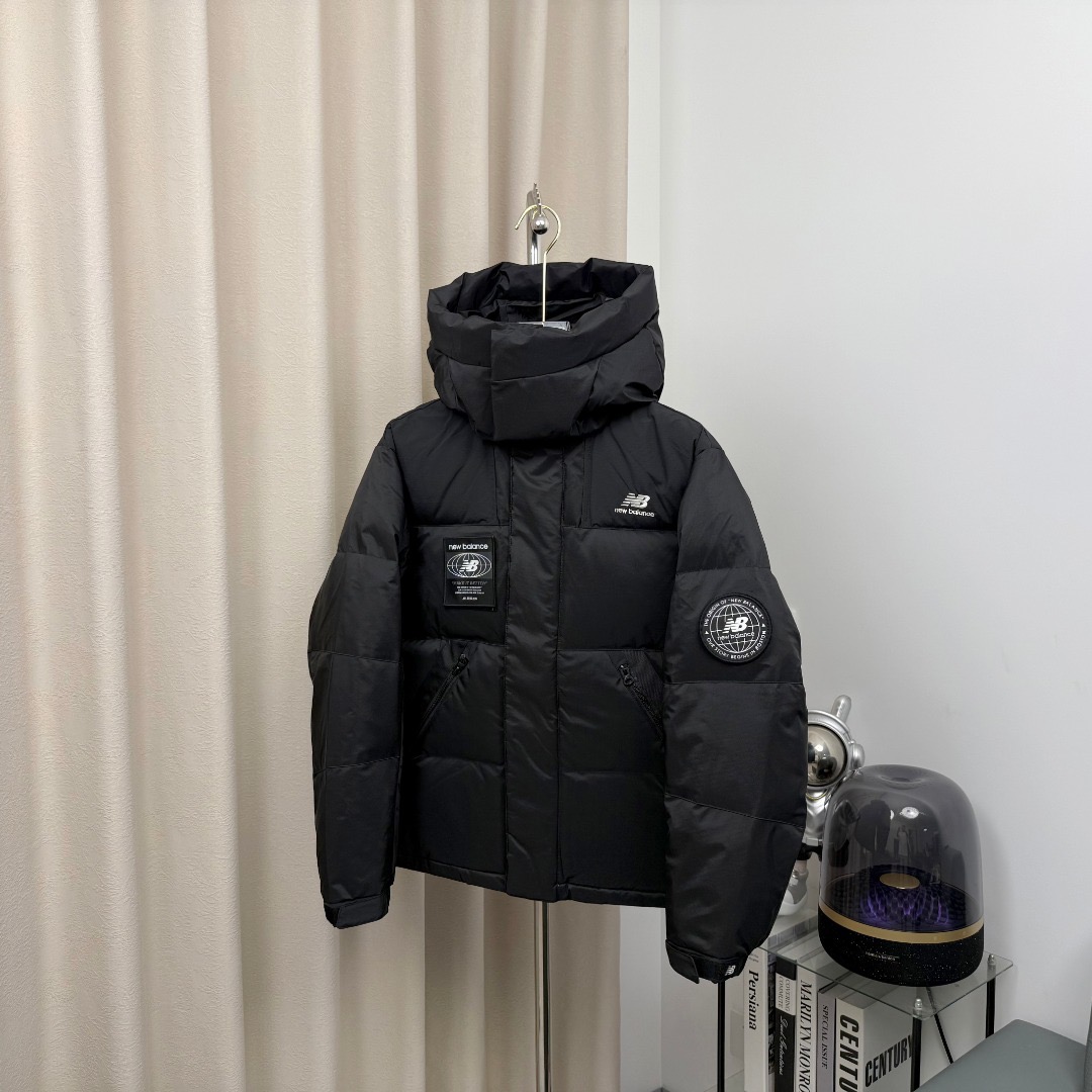 图片[2]-＃暖冬福利 New Balance新百伦NB羽绒服 联名羽绒服 带隐藏帽子,主推系列,原包装➕原吊牌 专柜原版，全部1.1定制，尼龙防泼水面料，双层内胆，不跑绒 320G起充绒量，整衣均采用Ykk的拉链（包括外口袋、内置口袋）。内置隐藏帽子、可防风防水、内置大口袋、方便携带随身物品、出行无忧、袖口下摆防风保暖设计、满满的细节 颜色：黑色 白色 尺码：XS-2XL-选品中心
