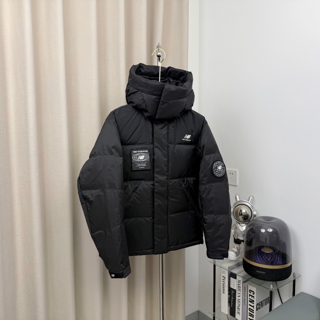 图片[3]-＃暖冬福利 New Balance新百伦NB羽绒服 联名羽绒服 带隐藏帽子,主推系列,原包装➕原吊牌 专柜原版，全部1.1定制，尼龙防泼水面料，双层内胆，不跑绒 320G起充绒量，整衣均采用Ykk的拉链（包括外口袋、内置口袋）。内置隐藏帽子、可防风防水、内置大口袋、方便携带随身物品、出行无忧、袖口下摆防风保暖设计、满满的细节 颜色：黑色 白色 尺码：XS-2XL-选品中心