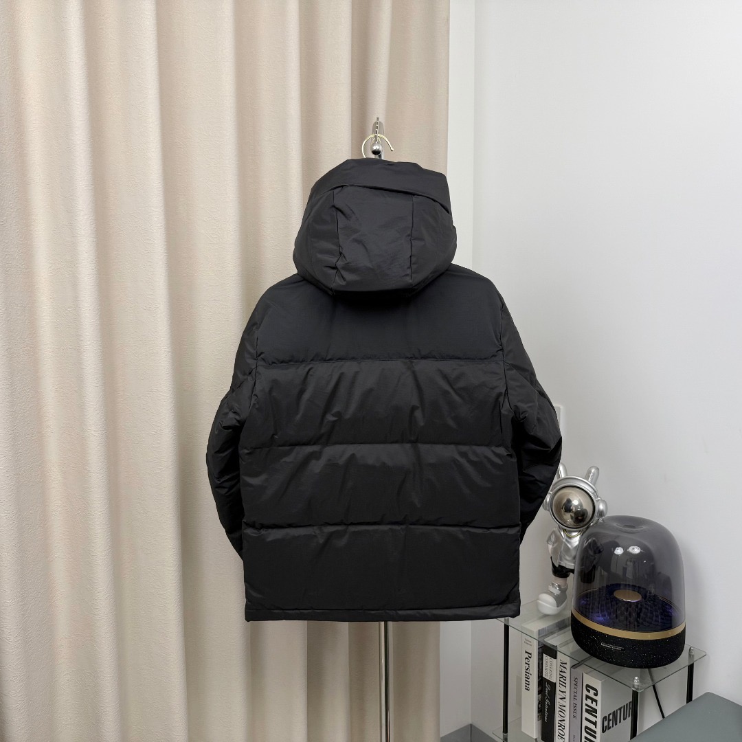 图片[4]-＃暖冬福利 New Balance新百伦NB羽绒服 联名羽绒服 带隐藏帽子,主推系列,原包装➕原吊牌 专柜原版，全部1.1定制，尼龙防泼水面料，双层内胆，不跑绒 320G起充绒量，整衣均采用Ykk的拉链（包括外口袋、内置口袋）。内置隐藏帽子、可防风防水、内置大口袋、方便携带随身物品、出行无忧、袖口下摆防风保暖设计、满满的细节 颜色：黑色 白色 尺码：XS-2XL-选品中心