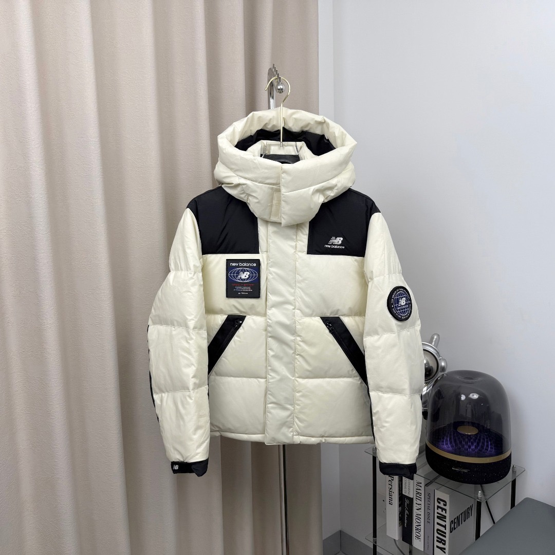 ＃暖冬福利 New Balance新百伦NB羽绒服 联名羽绒服 带隐藏帽子,主推系列,原包装➕原吊牌 专柜原版，全部1.1定制，尼龙防泼水面料，双层内胆，不跑绒 320G起充绒量，整衣均采用Ykk的拉链（包括外口袋、内置口袋）。内置隐藏帽子、可防风防水、内置大口袋、方便携带随身物品、出行无忧、袖口下摆防风保暖设计、满满的细节 颜色：黑色 白色 尺码：XS-2XL-选品中心