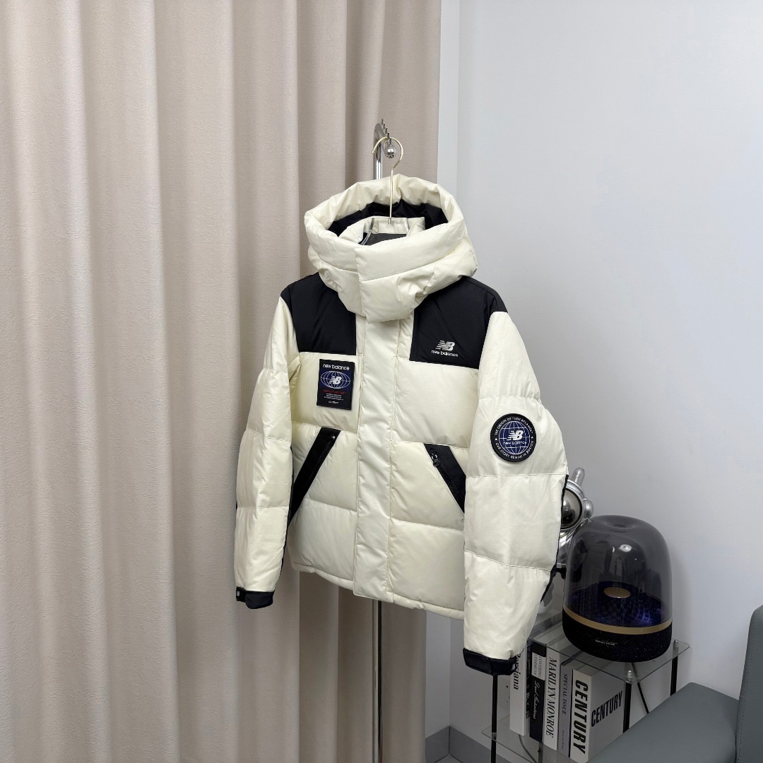 图片[2]-＃暖冬福利 New Balance新百伦NB羽绒服 联名羽绒服 带隐藏帽子,主推系列,原包装➕原吊牌 专柜原版，全部1.1定制，尼龙防泼水面料，双层内胆，不跑绒 320G起充绒量，整衣均采用Ykk的拉链（包括外口袋、内置口袋）。内置隐藏帽子、可防风防水、内置大口袋、方便携带随身物品、出行无忧、袖口下摆防风保暖设计、满满的细节 颜色：黑色 白色 尺码：XS-2XL-选品中心