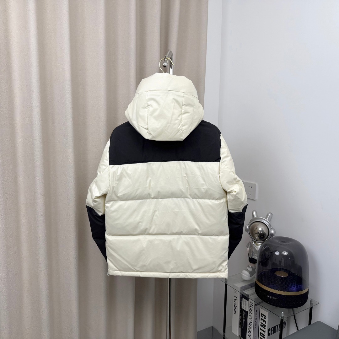 图片[4]-＃暖冬福利 New Balance新百伦NB羽绒服 联名羽绒服 带隐藏帽子,主推系列,原包装➕原吊牌 专柜原版，全部1.1定制，尼龙防泼水面料，双层内胆，不跑绒 320G起充绒量，整衣均采用Ykk的拉链（包括外口袋、内置口袋）。内置隐藏帽子、可防风防水、内置大口袋、方便携带随身物品、出行无忧、袖口下摆防风保暖设计、满满的细节 颜色：黑色 白色 尺码：XS-2XL-选品中心