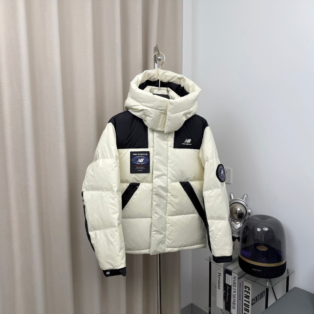 图片[3]-＃暖冬福利 New Balance新百伦NB羽绒服 联名羽绒服 带隐藏帽子,主推系列,原包装➕原吊牌 专柜原版，全部1.1定制，尼龙防泼水面料，双层内胆，不跑绒 320G起充绒量，整衣均采用Ykk的拉链（包括外口袋、内置口袋）。内置隐藏帽子、可防风防水、内置大口袋、方便携带随身物品、出行无忧、袖口下摆防风保暖设计、满满的细节 颜色：黑色 白色 尺码：XS-2XL-选品中心