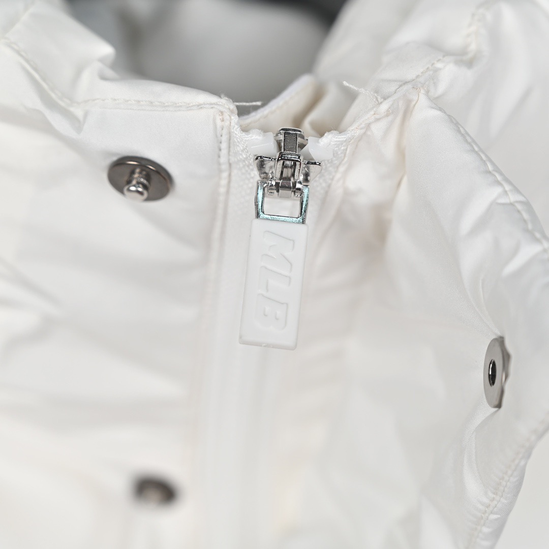 图片[5]-＃暖冬福利 MLB 24Fw NY小标长款羽绒服 颜色：黑色 白色 可接尺码： 黑色M L XL XXL 白色 L XL XXL 50绒面料采用客供的高密度定织定染涤纶材质，防风3级认证，内胆采用400d高密度支数胆布，杜绝钻绒现象，鸭绒填充，充绒量非常高，每个部位都很精细，充完绒再进行接缝接口，防止钻绒，然后不断的拍绒持续五分钟，保证羽绒可以充满每一个角落，每一个格子填充都很饱满，弹力延长袖口设计，防风性妥妥的，胸前独有的刺绣技法呈现经典LOGO，胸前拉链口袋设计，拉链都是定制的带Logo拉链头，开合顺滑两端全部进口机加固很耐用，定制辅料三标-选品中心