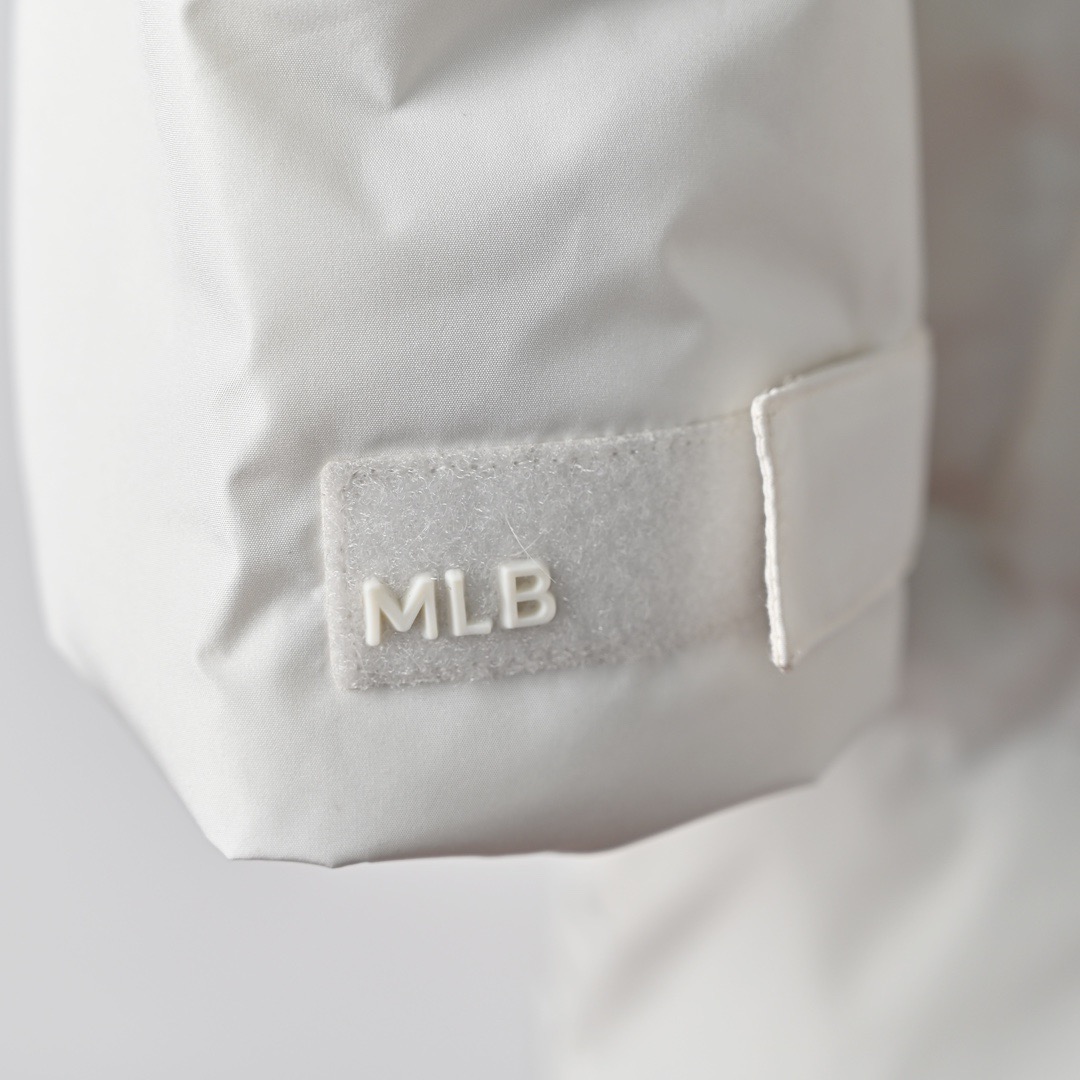 图片[6]-＃暖冬福利 MLB 24Fw NY小标长款羽绒服 颜色：黑色 白色 可接尺码： 黑色M L XL XXL 白色 L XL XXL 50绒面料采用客供的高密度定织定染涤纶材质，防风3级认证，内胆采用400d高密度支数胆布，杜绝钻绒现象，鸭绒填充，充绒量非常高，每个部位都很精细，充完绒再进行接缝接口，防止钻绒，然后不断的拍绒持续五分钟，保证羽绒可以充满每一个角落，每一个格子填充都很饱满，弹力延长袖口设计，防风性妥妥的，胸前独有的刺绣技法呈现经典LOGO，胸前拉链口袋设计，拉链都是定制的带Logo拉链头，开合顺滑两端全部进口机加固很耐用，定制辅料三标-选品中心