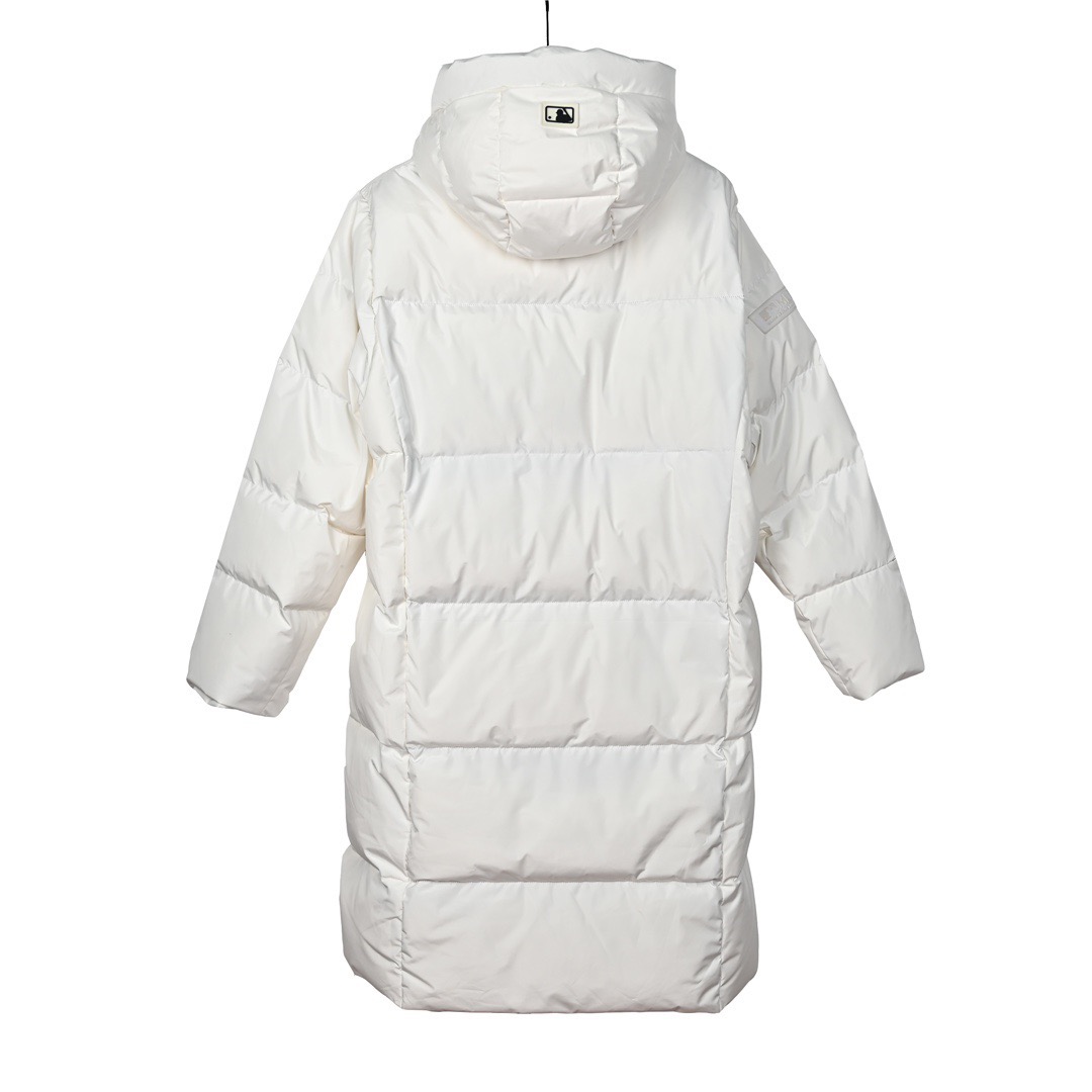 图片[8]-＃暖冬福利 MLB 24Fw NY小标长款羽绒服 颜色：黑色 白色 可接尺码： 黑色M L XL XXL 白色 L XL XXL 50绒面料采用客供的高密度定织定染涤纶材质，防风3级认证，内胆采用400d高密度支数胆布，杜绝钻绒现象，鸭绒填充，充绒量非常高，每个部位都很精细，充完绒再进行接缝接口，防止钻绒，然后不断的拍绒持续五分钟，保证羽绒可以充满每一个角落，每一个格子填充都很饱满，弹力延长袖口设计，防风性妥妥的，胸前独有的刺绣技法呈现经典LOGO，胸前拉链口袋设计，拉链都是定制的带Logo拉链头，开合顺滑两端全部进口机加固很耐用，定制辅料三标-选品中心