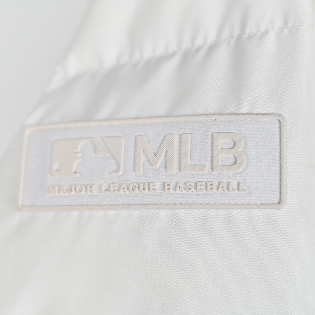 图片[2]-＃暖冬福利 MLB 24Fw NY小标长款羽绒服 颜色：黑色 白色 可接尺码： 黑色M L XL XXL 白色 L XL XXL 50绒面料采用客供的高密度定织定染涤纶材质，防风3级认证，内胆采用400d高密度支数胆布，杜绝钻绒现象，鸭绒填充，充绒量非常高，每个部位都很精细，充完绒再进行接缝接口，防止钻绒，然后不断的拍绒持续五分钟，保证羽绒可以充满每一个角落，每一个格子填充都很饱满，弹力延长袖口设计，防风性妥妥的，胸前独有的刺绣技法呈现经典LOGO，胸前拉链口袋设计，拉链都是定制的带Logo拉链头，开合顺滑两端全部进口机加固很耐用，定制辅料三标-选品中心