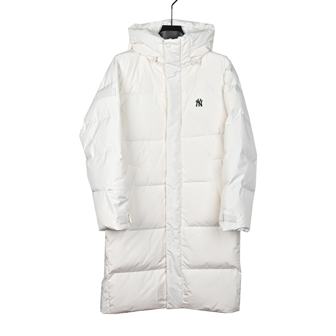 ＃暖冬福利 MLB 24Fw NY小标长款羽绒服 颜色：黑色 白色 可接尺码： 黑色M L XL XXL 白色 L XL XXL 50绒面料采用客供的高密度定织定染涤纶材质，防风3级认证，内胆采用400d高密度支数胆布，杜绝钻绒现象，鸭绒填充，充绒量非常高，每个部位都很精细，充完绒再进行接缝接口，防止钻绒，然后不断的拍绒持续五分钟，保证羽绒可以充满每一个角落，每一个格子填充都很饱满，弹力延长袖口设计，防风性妥妥的，胸前独有的刺绣技法呈现经典LOGO，胸前拉链口袋设计，拉链都是定制的带Logo拉链头，开合顺滑两端全部进口机加固很耐用，定制辅料三标-选品中心
