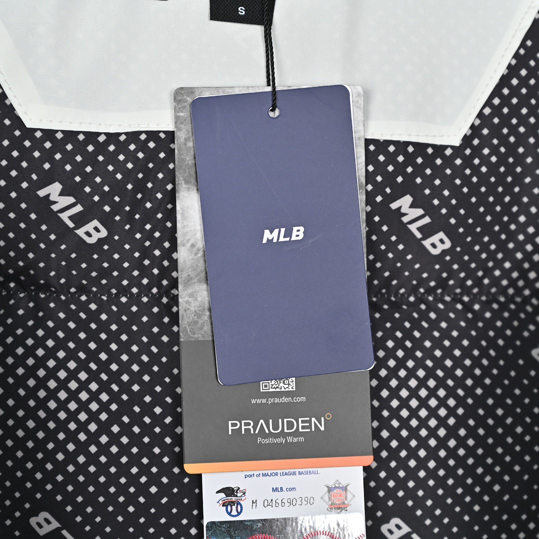 图片[9]-＃暖冬福利 MLB 24Fw NY小标长款羽绒服 颜色：黑色 白色 可接尺码： 黑色M L XL XXL 白色 L XL XXL 50绒面料采用客供的高密度定织定染涤纶材质，防风3级认证，内胆采用400d高密度支数胆布，杜绝钻绒现象，鸭绒填充，充绒量非常高，每个部位都很精细，充完绒再进行接缝接口，防止钻绒，然后不断的拍绒持续五分钟，保证羽绒可以充满每一个角落，每一个格子填充都很饱满，弹力延长袖口设计，防风性妥妥的，胸前独有的刺绣技法呈现经典LOGO，胸前拉链口袋设计，拉链都是定制的带Logo拉链头，开合顺滑两端全部进口机加固很耐用，定制辅料三标-选品中心