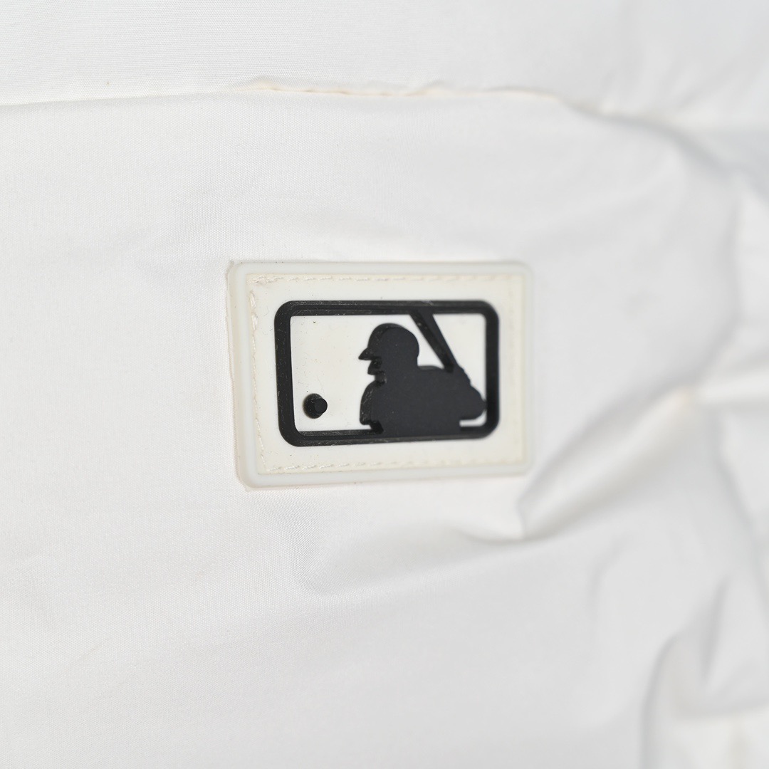 图片[7]-＃暖冬福利 MLB 24Fw NY小标长款羽绒服 颜色：黑色 白色 可接尺码： 黑色M L XL XXL 白色 L XL XXL 50绒面料采用客供的高密度定织定染涤纶材质，防风3级认证，内胆采用400d高密度支数胆布，杜绝钻绒现象，鸭绒填充，充绒量非常高，每个部位都很精细，充完绒再进行接缝接口，防止钻绒，然后不断的拍绒持续五分钟，保证羽绒可以充满每一个角落，每一个格子填充都很饱满，弹力延长袖口设计，防风性妥妥的，胸前独有的刺绣技法呈现经典LOGO，胸前拉链口袋设计，拉链都是定制的带Logo拉链头，开合顺滑两端全部进口机加固很耐用，定制辅料三标-选品中心