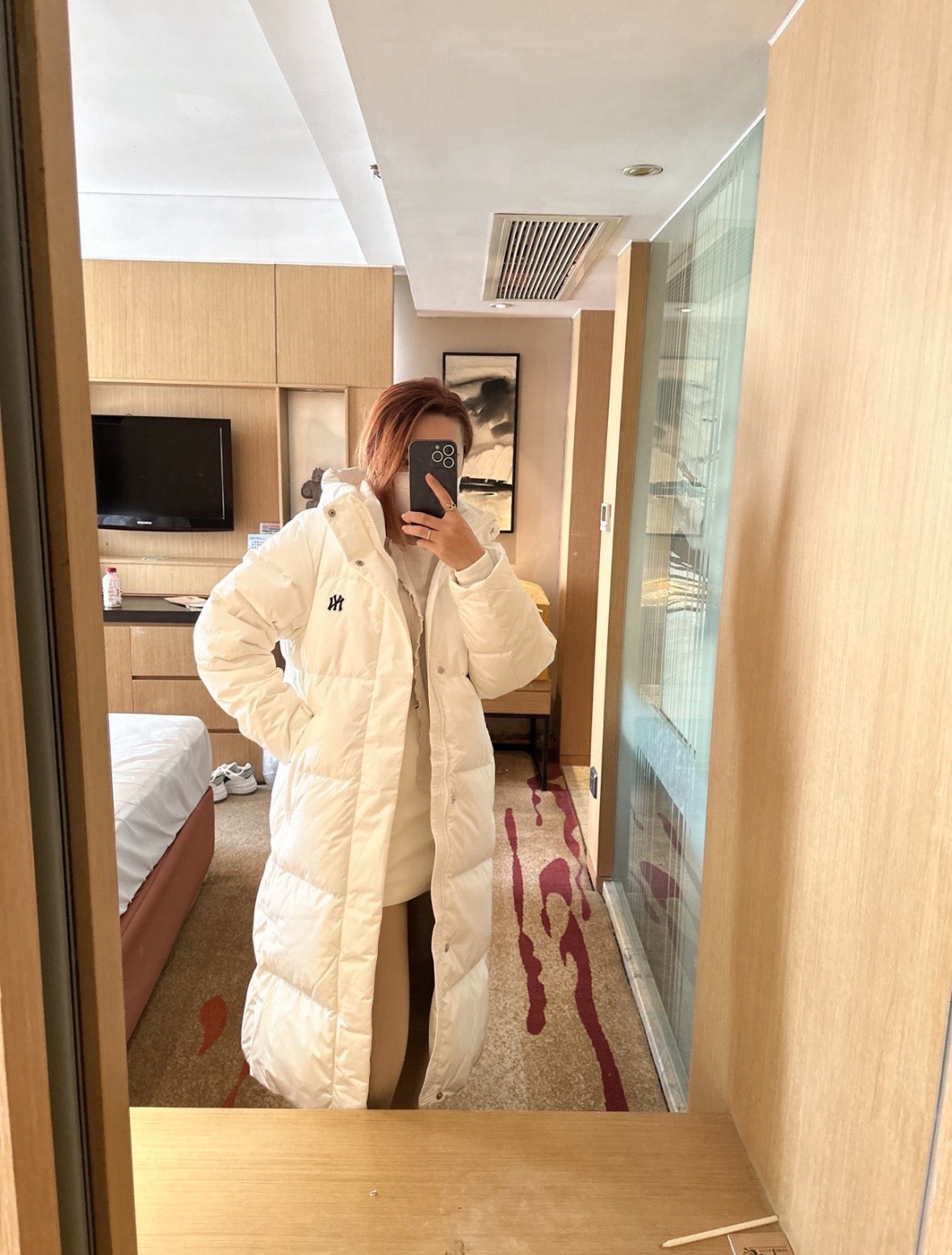 图片[4]-＃暖冬福利 MLB 24Fw NY小标长款羽绒服 颜色：黑色 白色 可接尺码： 黑色M L XL XXL 白色 L XL XXL 50绒面料采用客供的高密度定织定染涤纶材质，防风3级认证，内胆采用400d高密度支数胆布，杜绝钻绒现象，鸭绒填充，充绒量非常高，每个部位都很精细，充完绒再进行接缝接口，防止钻绒，然后不断的拍绒持续五分钟，保证羽绒可以充满每一个角落，每一个格子填充都很饱满，弹力延长袖口设计，防风性妥妥的，胸前独有的刺绣技法呈现经典LOGO，胸前拉链口袋设计，拉链都是定制的带Logo拉链头，开合顺滑两端全部进口机加固很耐用，定制辅料三标-选品中心