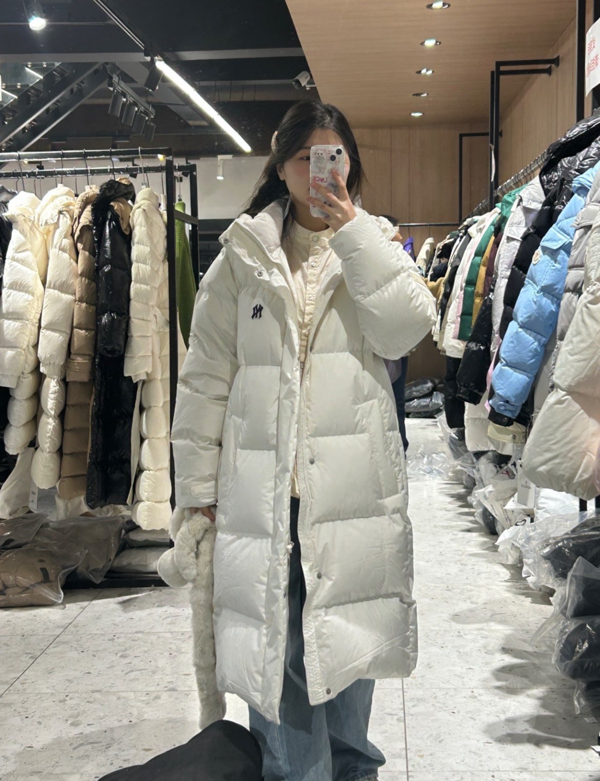 ＃暖冬福利 MLB 24Fw NY小标长款羽绒服 颜色：黑色 白色 可接尺码： 黑色M L XL XXL 白色 L XL XXL 50绒面料采用客供的高密度定织定染涤纶材质，防风3级认证，内胆采用400d高密度支数胆布，杜绝钻绒现象，鸭绒填充，充绒量非常高，每个部位都很精细，充完绒再进行接缝接口，防止钻绒，然后不断的拍绒持续五分钟，保证羽绒可以充满每一个角落，每一个格子填充都很饱满，弹力延长袖口设计，防风性妥妥的，胸前独有的刺绣技法呈现经典LOGO，胸前拉链口袋设计，拉链都是定制的带Logo拉链头，开合顺滑两端全部进口机加固很耐用，定制辅料三标-选品中心