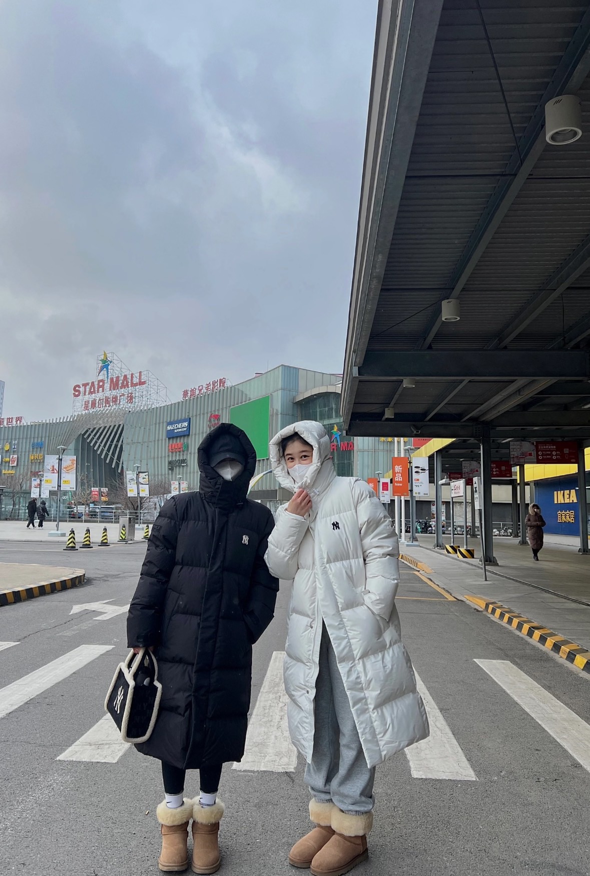 图片[6]-＃暖冬福利 MLB 24Fw NY小标长款羽绒服 颜色：黑色 白色 可接尺码： 黑色M L XL XXL 白色 L XL XXL 50绒面料采用客供的高密度定织定染涤纶材质，防风3级认证，内胆采用400d高密度支数胆布，杜绝钻绒现象，鸭绒填充，充绒量非常高，每个部位都很精细，充完绒再进行接缝接口，防止钻绒，然后不断的拍绒持续五分钟，保证羽绒可以充满每一个角落，每一个格子填充都很饱满，弹力延长袖口设计，防风性妥妥的，胸前独有的刺绣技法呈现经典LOGO，胸前拉链口袋设计，拉链都是定制的带Logo拉链头，开合顺滑两端全部进口机加固很耐用，定制辅料三标-选品中心