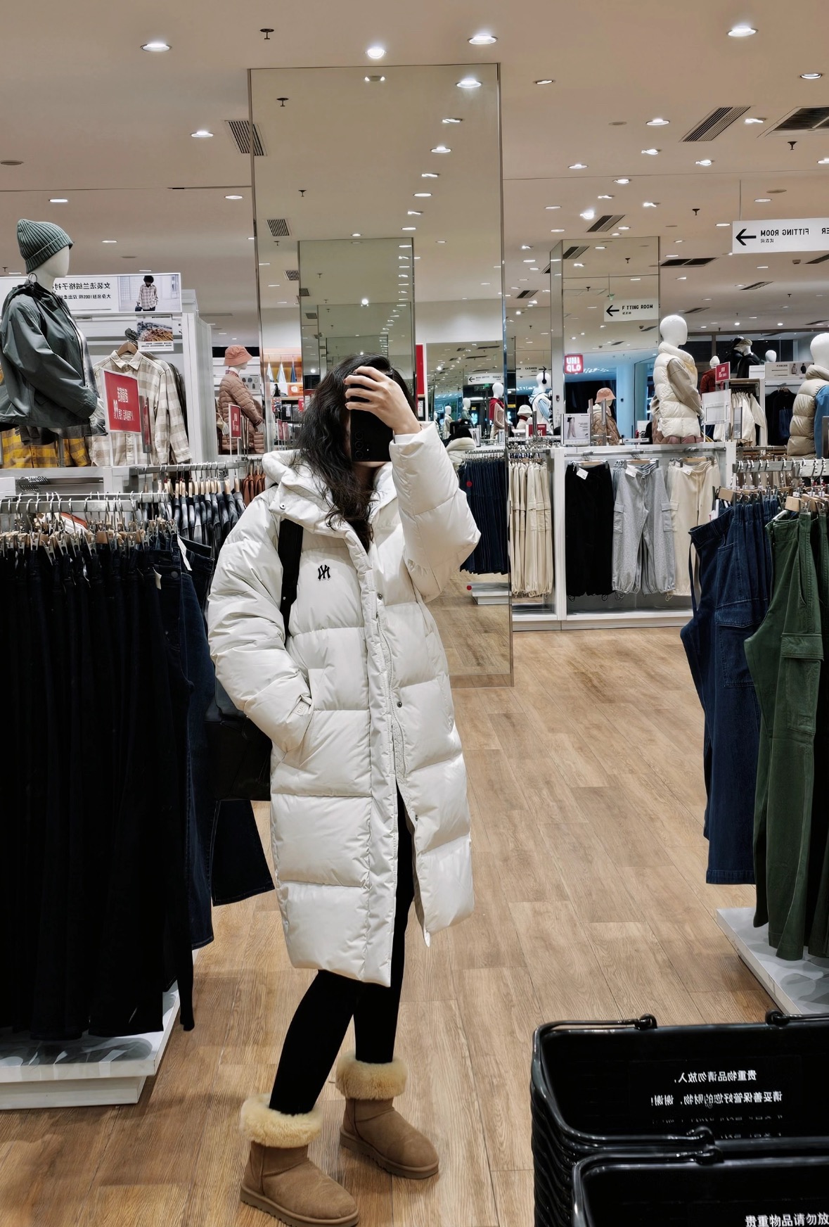 图片[7]-＃暖冬福利 MLB 24Fw NY小标长款羽绒服 颜色：黑色 白色 可接尺码： 黑色M L XL XXL 白色 L XL XXL 50绒面料采用客供的高密度定织定染涤纶材质，防风3级认证，内胆采用400d高密度支数胆布，杜绝钻绒现象，鸭绒填充，充绒量非常高，每个部位都很精细，充完绒再进行接缝接口，防止钻绒，然后不断的拍绒持续五分钟，保证羽绒可以充满每一个角落，每一个格子填充都很饱满，弹力延长袖口设计，防风性妥妥的，胸前独有的刺绣技法呈现经典LOGO，胸前拉链口袋设计，拉链都是定制的带Logo拉链头，开合顺滑两端全部进口机加固很耐用，定制辅料三标-选品中心