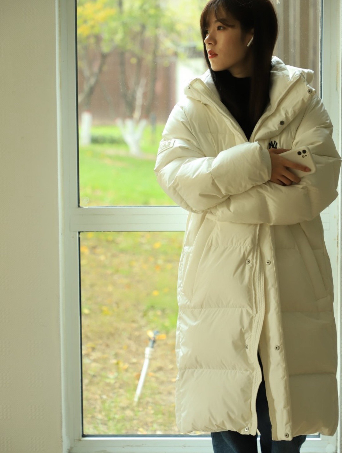 图片[5]-＃暖冬福利 MLB 24Fw NY小标长款羽绒服 颜色：黑色 白色 可接尺码： 黑色M L XL XXL 白色 L XL XXL 50绒面料采用客供的高密度定织定染涤纶材质，防风3级认证，内胆采用400d高密度支数胆布，杜绝钻绒现象，鸭绒填充，充绒量非常高，每个部位都很精细，充完绒再进行接缝接口，防止钻绒，然后不断的拍绒持续五分钟，保证羽绒可以充满每一个角落，每一个格子填充都很饱满，弹力延长袖口设计，防风性妥妥的，胸前独有的刺绣技法呈现经典LOGO，胸前拉链口袋设计，拉链都是定制的带Logo拉链头，开合顺滑两端全部进口机加固很耐用，定制辅料三标-选品中心