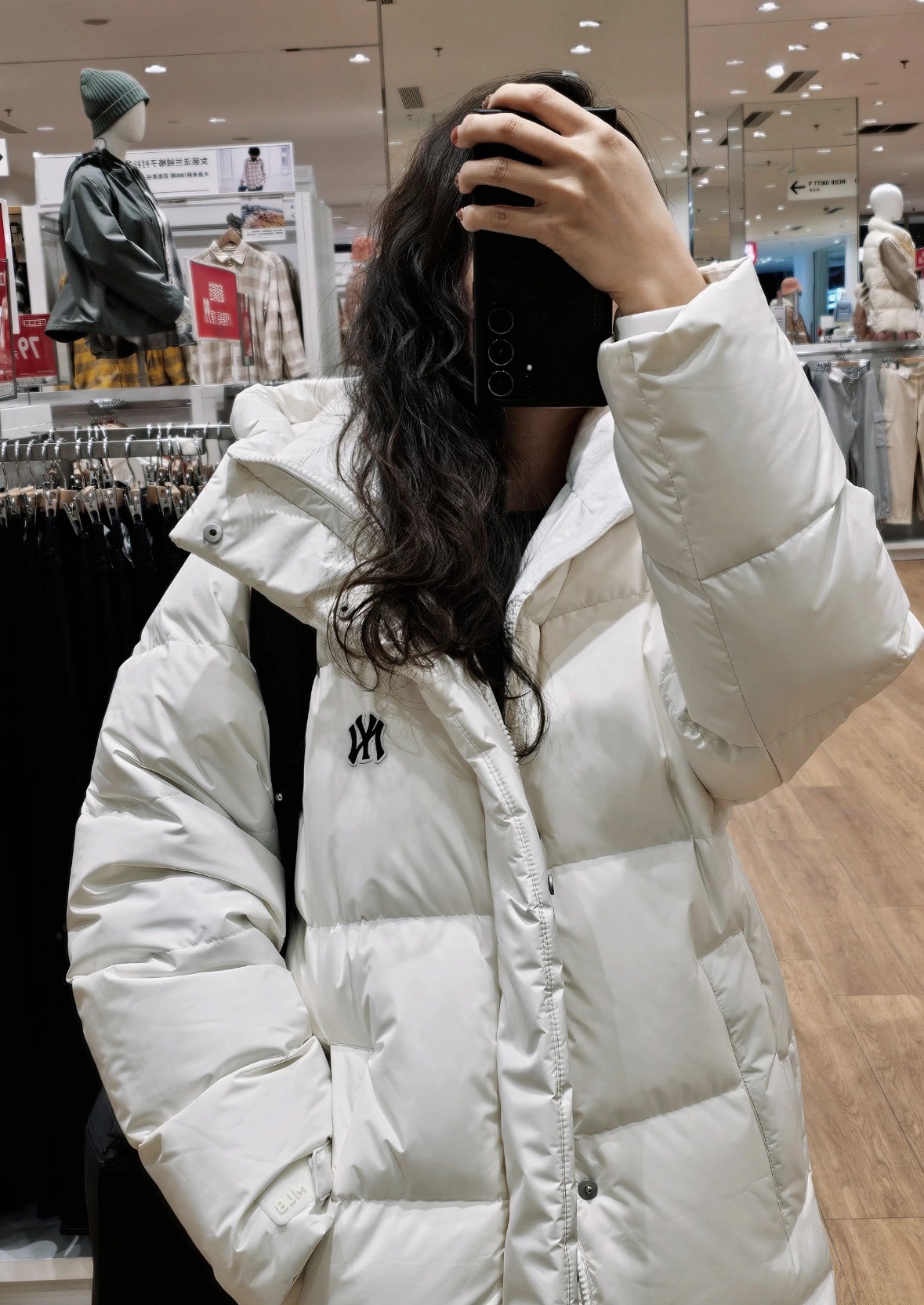 图片[8]-＃暖冬福利 MLB 24Fw NY小标长款羽绒服 颜色：黑色 白色 可接尺码： 黑色M L XL XXL 白色 L XL XXL 50绒面料采用客供的高密度定织定染涤纶材质，防风3级认证，内胆采用400d高密度支数胆布，杜绝钻绒现象，鸭绒填充，充绒量非常高，每个部位都很精细，充完绒再进行接缝接口，防止钻绒，然后不断的拍绒持续五分钟，保证羽绒可以充满每一个角落，每一个格子填充都很饱满，弹力延长袖口设计，防风性妥妥的，胸前独有的刺绣技法呈现经典LOGO，胸前拉链口袋设计，拉链都是定制的带Logo拉链头，开合顺滑两端全部进口机加固很耐用，定制辅料三标-选品中心