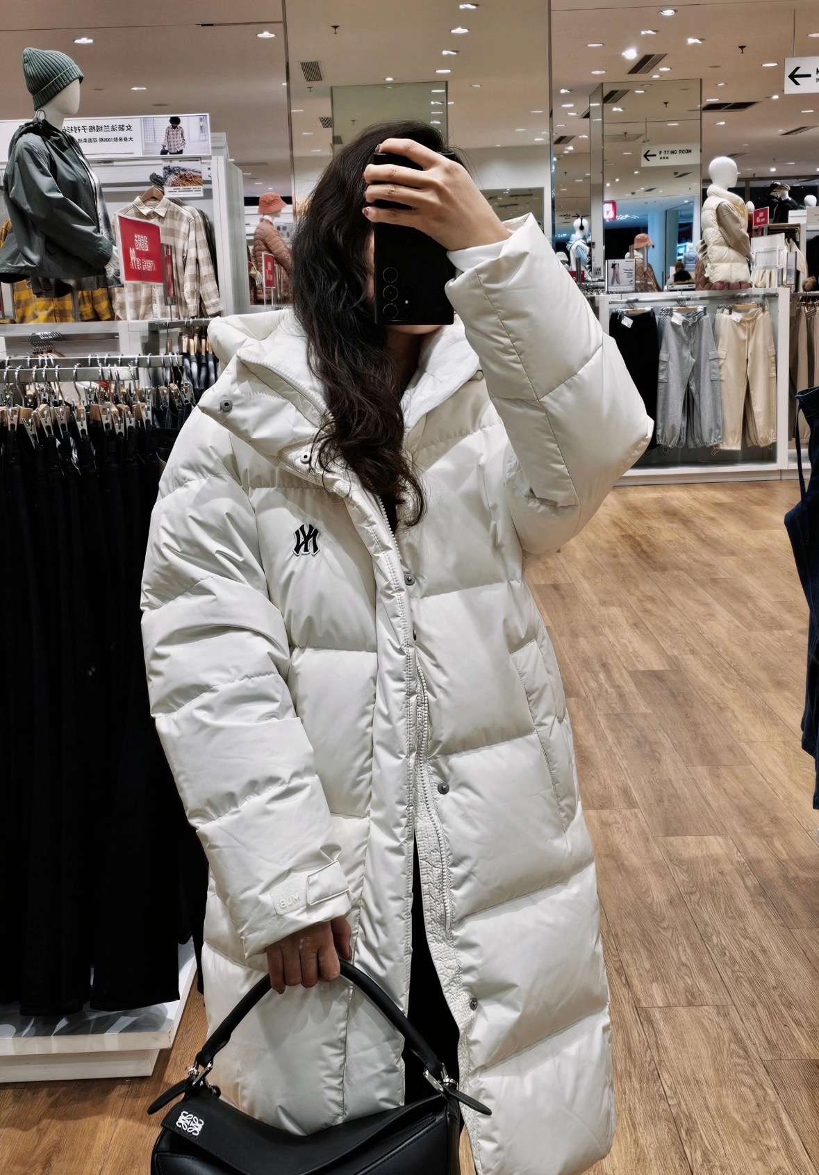 图片[9]-＃暖冬福利 MLB 24Fw NY小标长款羽绒服 颜色：黑色 白色 可接尺码： 黑色M L XL XXL 白色 L XL XXL 50绒面料采用客供的高密度定织定染涤纶材质，防风3级认证，内胆采用400d高密度支数胆布，杜绝钻绒现象，鸭绒填充，充绒量非常高，每个部位都很精细，充完绒再进行接缝接口，防止钻绒，然后不断的拍绒持续五分钟，保证羽绒可以充满每一个角落，每一个格子填充都很饱满，弹力延长袖口设计，防风性妥妥的，胸前独有的刺绣技法呈现经典LOGO，胸前拉链口袋设计，拉链都是定制的带Logo拉链头，开合顺滑两端全部进口机加固很耐用，定制辅料三标-选品中心