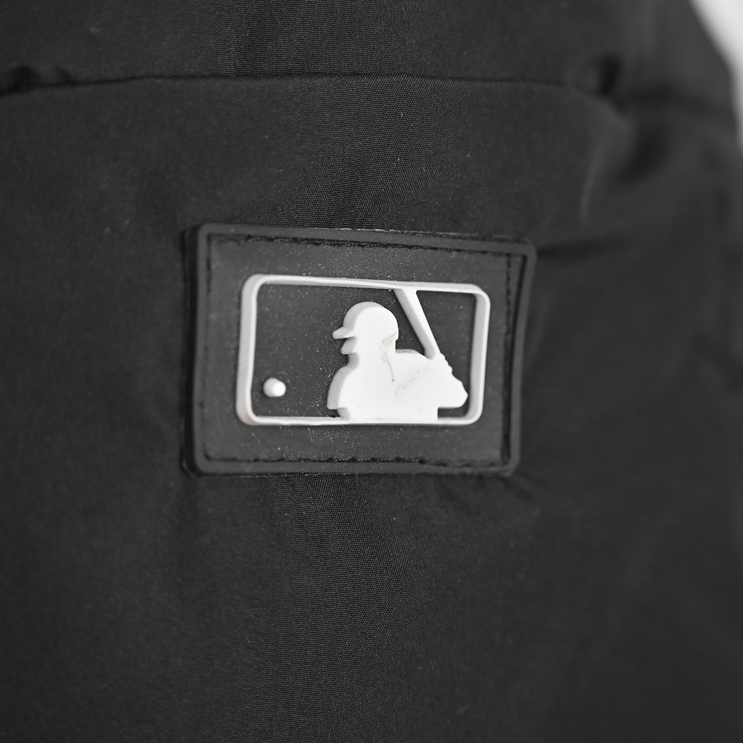 图片[3]-＃暖冬福利 MLB 24Fw NY小标长款羽绒服 颜色：黑色 白色 可接尺码： 黑色M L XL XXL 白色 L XL XXL 50绒面料采用客供的高密度定织定染涤纶材质，防风3级认证，内胆采用400d高密度支数胆布，杜绝钻绒现象，鸭绒填充，充绒量非常高，每个部位都很精细，充完绒再进行接缝接口，防止钻绒，然后不断的拍绒持续五分钟，保证羽绒可以充满每一个角落，每一个格子填充都很饱满，弹力延长袖口设计，防风性妥妥的，胸前独有的刺绣技法呈现经典LOGO，胸前拉链口袋设计，拉链都是定制的带Logo拉链头，开合顺滑两端全部进口机加固很耐用，定制辅料三标-选品中心