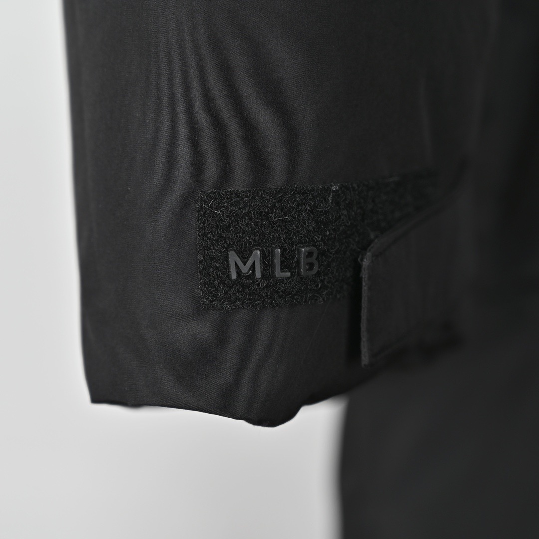 图片[5]-＃暖冬福利 MLB 24Fw NY小标长款羽绒服 颜色：黑色 白色 可接尺码： 黑色M L XL XXL 白色 L XL XXL 50绒面料采用客供的高密度定织定染涤纶材质，防风3级认证，内胆采用400d高密度支数胆布，杜绝钻绒现象，鸭绒填充，充绒量非常高，每个部位都很精细，充完绒再进行接缝接口，防止钻绒，然后不断的拍绒持续五分钟，保证羽绒可以充满每一个角落，每一个格子填充都很饱满，弹力延长袖口设计，防风性妥妥的，胸前独有的刺绣技法呈现经典LOGO，胸前拉链口袋设计，拉链都是定制的带Logo拉链头，开合顺滑两端全部进口机加固很耐用，定制辅料三标-选品中心