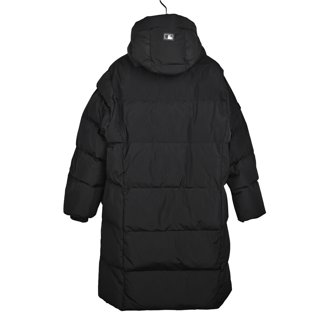 图片[2]-＃暖冬福利 MLB 24Fw NY小标长款羽绒服 颜色：黑色 白色 可接尺码： 黑色M L XL XXL 白色 L XL XXL 50绒面料采用客供的高密度定织定染涤纶材质，防风3级认证，内胆采用400d高密度支数胆布，杜绝钻绒现象，鸭绒填充，充绒量非常高，每个部位都很精细，充完绒再进行接缝接口，防止钻绒，然后不断的拍绒持续五分钟，保证羽绒可以充满每一个角落，每一个格子填充都很饱满，弹力延长袖口设计，防风性妥妥的，胸前独有的刺绣技法呈现经典LOGO，胸前拉链口袋设计，拉链都是定制的带Logo拉链头，开合顺滑两端全部进口机加固很耐用，定制辅料三标-选品中心