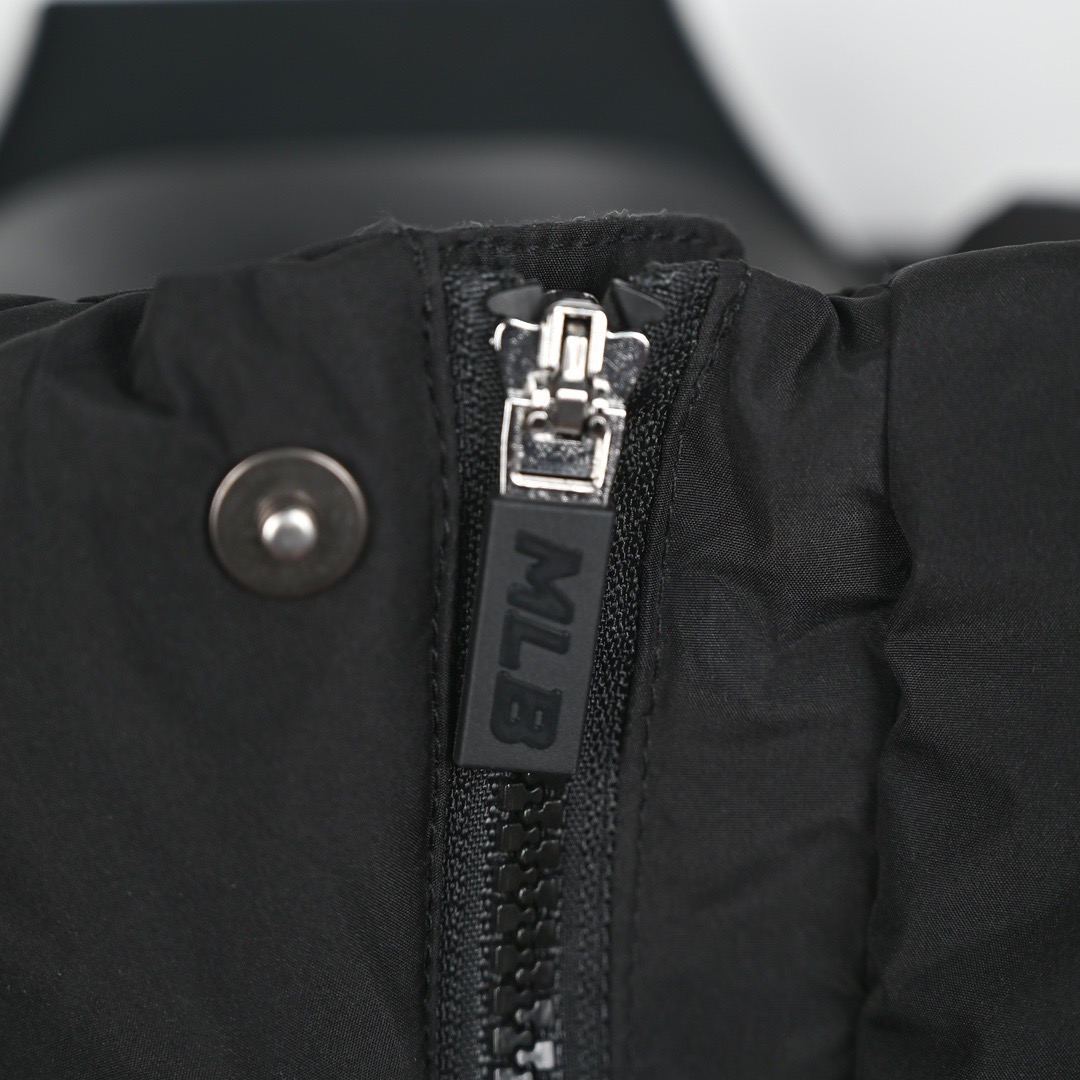 图片[7]-＃暖冬福利 MLB 24Fw NY小标长款羽绒服 颜色：黑色 白色 可接尺码： 黑色M L XL XXL 白色 L XL XXL 50绒面料采用客供的高密度定织定染涤纶材质，防风3级认证，内胆采用400d高密度支数胆布，杜绝钻绒现象，鸭绒填充，充绒量非常高，每个部位都很精细，充完绒再进行接缝接口，防止钻绒，然后不断的拍绒持续五分钟，保证羽绒可以充满每一个角落，每一个格子填充都很饱满，弹力延长袖口设计，防风性妥妥的，胸前独有的刺绣技法呈现经典LOGO，胸前拉链口袋设计，拉链都是定制的带Logo拉链头，开合顺滑两端全部进口机加固很耐用，定制辅料三标-选品中心