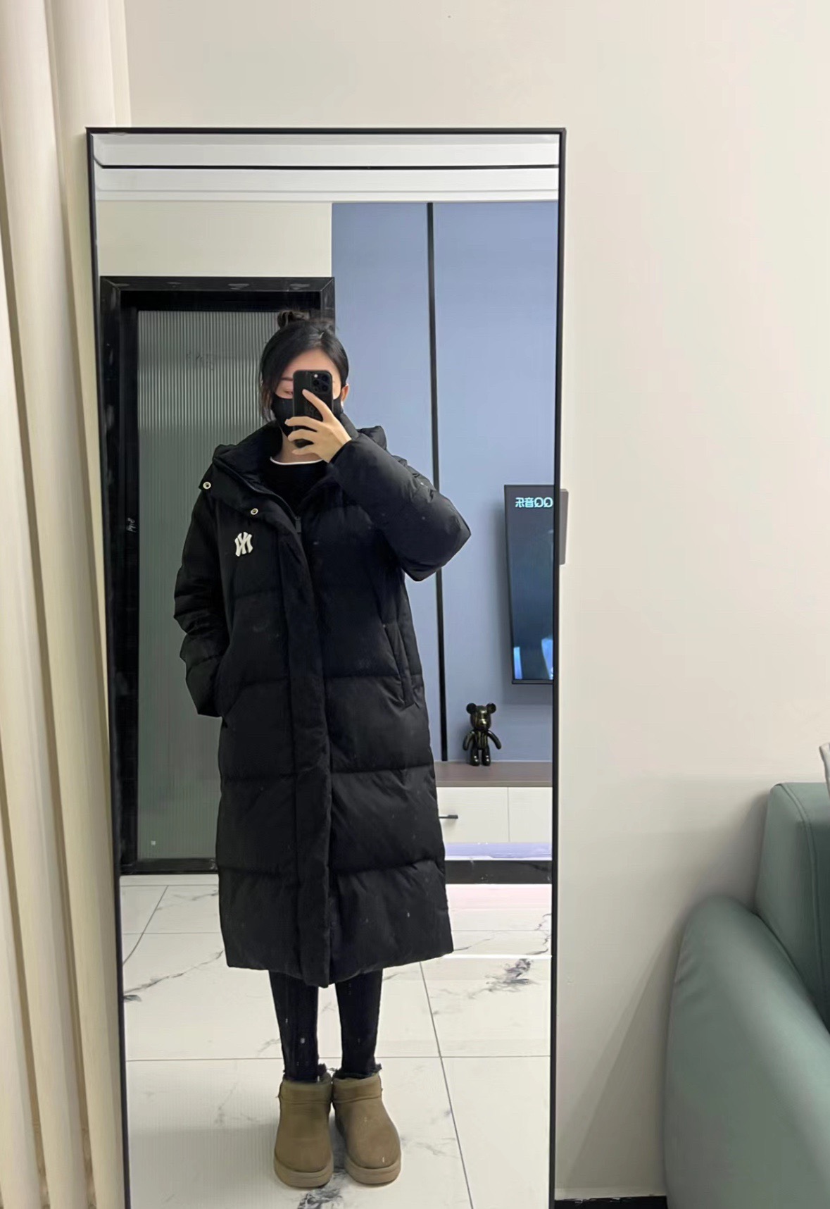 图片[6]-＃暖冬福利 MLB 24Fw NY小标长款羽绒服 颜色：黑色 白色 可接尺码： 黑色M L XL XXL 白色 L XL XXL 50绒面料采用客供的高密度定织定染涤纶材质，防风3级认证，内胆采用400d高密度支数胆布，杜绝钻绒现象，鸭绒填充，充绒量非常高，每个部位都很精细，充完绒再进行接缝接口，防止钻绒，然后不断的拍绒持续五分钟，保证羽绒可以充满每一个角落，每一个格子填充都很饱满，弹力延长袖口设计，防风性妥妥的，胸前独有的刺绣技法呈现经典LOGO，胸前拉链口袋设计，拉链都是定制的带Logo拉链头，开合顺滑两端全部进口机加固很耐用，定制辅料三标-选品中心