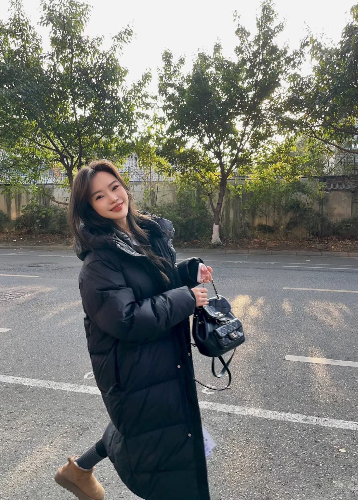 图片[5]-＃暖冬福利 MLB 24Fw NY小标长款羽绒服 颜色：黑色 白色 可接尺码： 黑色M L XL XXL 白色 L XL XXL 50绒面料采用客供的高密度定织定染涤纶材质，防风3级认证，内胆采用400d高密度支数胆布，杜绝钻绒现象，鸭绒填充，充绒量非常高，每个部位都很精细，充完绒再进行接缝接口，防止钻绒，然后不断的拍绒持续五分钟，保证羽绒可以充满每一个角落，每一个格子填充都很饱满，弹力延长袖口设计，防风性妥妥的，胸前独有的刺绣技法呈现经典LOGO，胸前拉链口袋设计，拉链都是定制的带Logo拉链头，开合顺滑两端全部进口机加固很耐用，定制辅料三标-选品中心