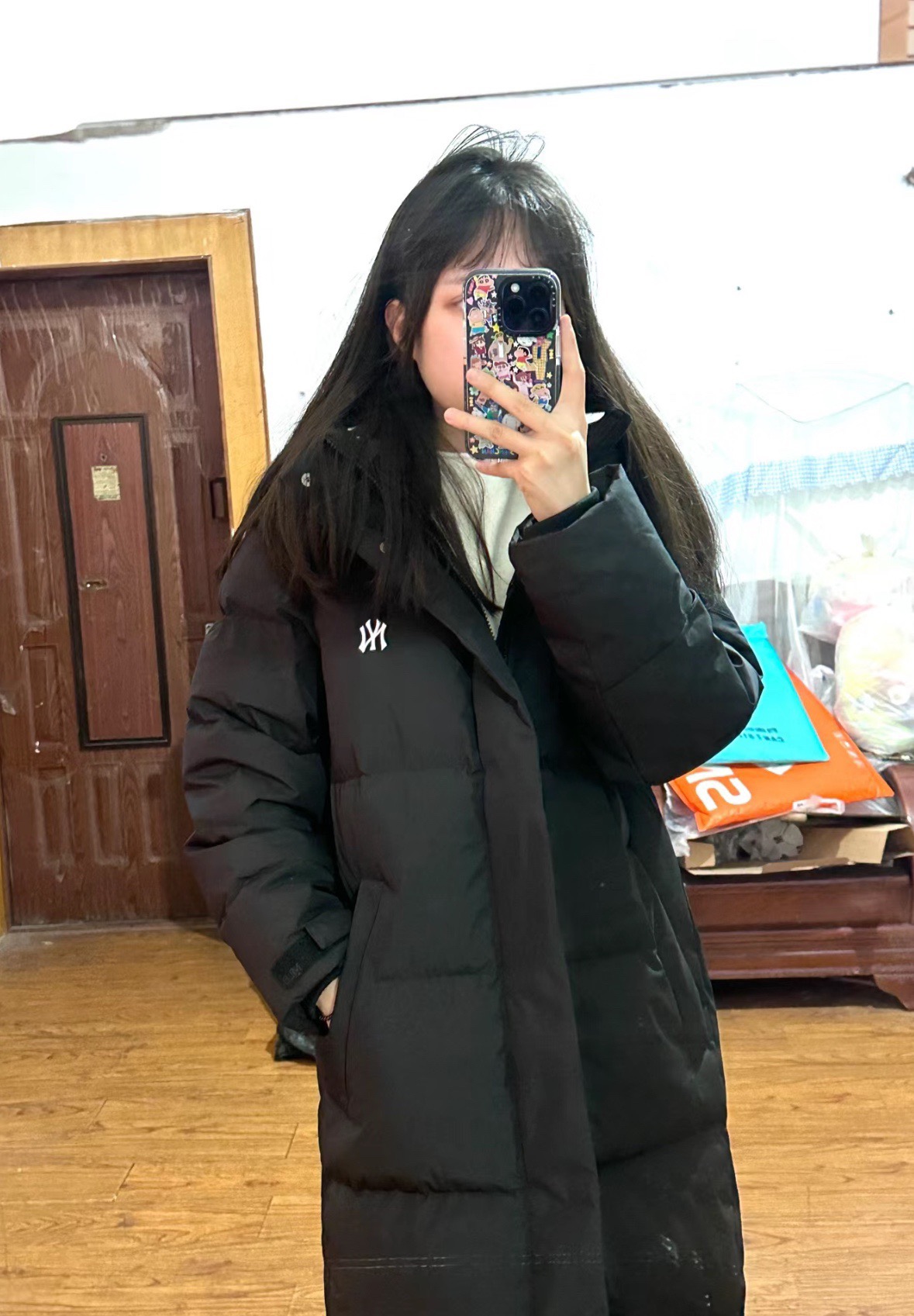 图片[8]-＃暖冬福利 MLB 24Fw NY小标长款羽绒服 颜色：黑色 白色 可接尺码： 黑色M L XL XXL 白色 L XL XXL 50绒面料采用客供的高密度定织定染涤纶材质，防风3级认证，内胆采用400d高密度支数胆布，杜绝钻绒现象，鸭绒填充，充绒量非常高，每个部位都很精细，充完绒再进行接缝接口，防止钻绒，然后不断的拍绒持续五分钟，保证羽绒可以充满每一个角落，每一个格子填充都很饱满，弹力延长袖口设计，防风性妥妥的，胸前独有的刺绣技法呈现经典LOGO，胸前拉链口袋设计，拉链都是定制的带Logo拉链头，开合顺滑两端全部进口机加固很耐用，定制辅料三标-选品中心