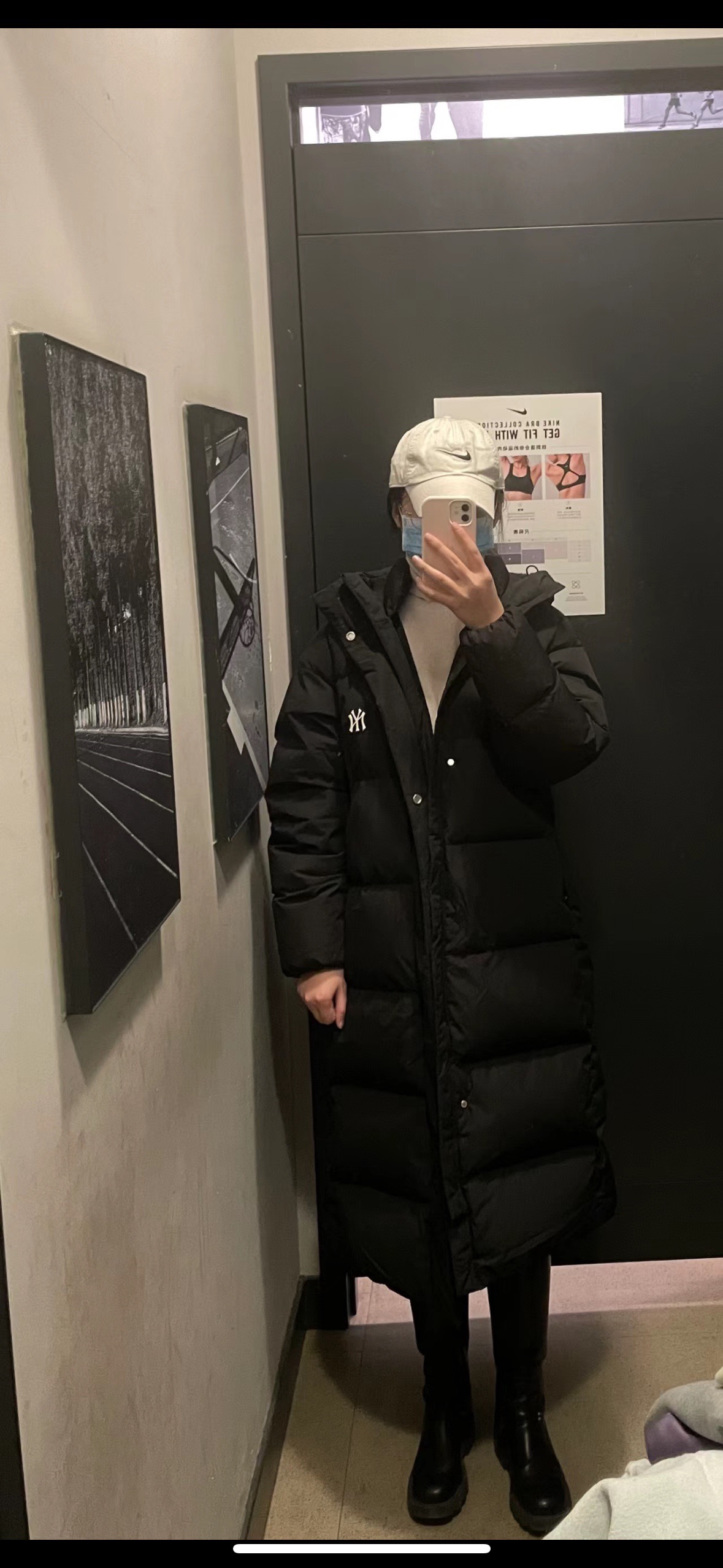 图片[4]-＃暖冬福利 MLB 24Fw NY小标长款羽绒服 颜色：黑色 白色 可接尺码： 黑色M L XL XXL 白色 L XL XXL 50绒面料采用客供的高密度定织定染涤纶材质，防风3级认证，内胆采用400d高密度支数胆布，杜绝钻绒现象，鸭绒填充，充绒量非常高，每个部位都很精细，充完绒再进行接缝接口，防止钻绒，然后不断的拍绒持续五分钟，保证羽绒可以充满每一个角落，每一个格子填充都很饱满，弹力延长袖口设计，防风性妥妥的，胸前独有的刺绣技法呈现经典LOGO，胸前拉链口袋设计，拉链都是定制的带Logo拉链头，开合顺滑两端全部进口机加固很耐用，定制辅料三标-选品中心