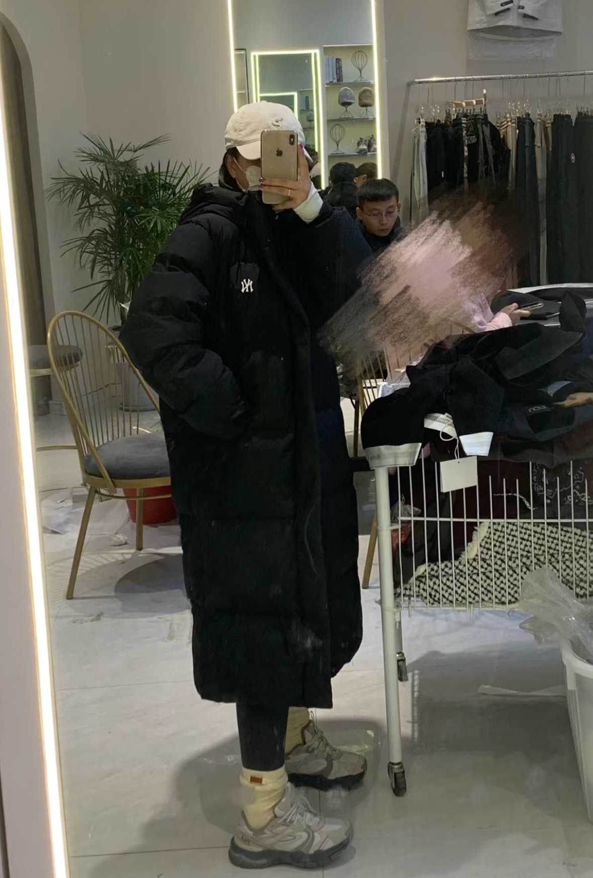 图片[9]-＃暖冬福利 MLB 24Fw NY小标长款羽绒服 颜色：黑色 白色 可接尺码： 黑色M L XL XXL 白色 L XL XXL 50绒面料采用客供的高密度定织定染涤纶材质，防风3级认证，内胆采用400d高密度支数胆布，杜绝钻绒现象，鸭绒填充，充绒量非常高，每个部位都很精细，充完绒再进行接缝接口，防止钻绒，然后不断的拍绒持续五分钟，保证羽绒可以充满每一个角落，每一个格子填充都很饱满，弹力延长袖口设计，防风性妥妥的，胸前独有的刺绣技法呈现经典LOGO，胸前拉链口袋设计，拉链都是定制的带Logo拉链头，开合顺滑两端全部进口机加固很耐用，定制辅料三标-选品中心