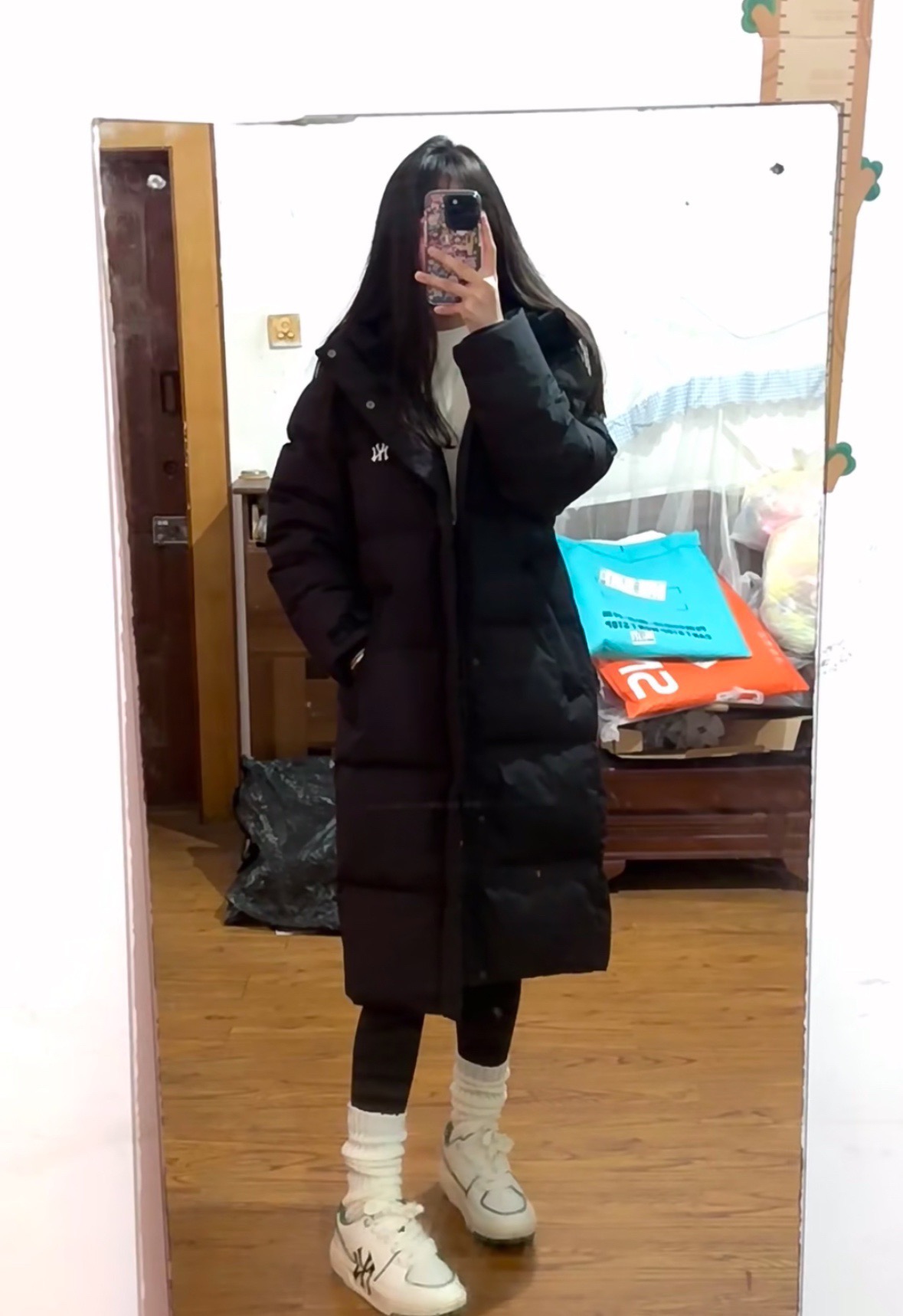 图片[7]-＃暖冬福利 MLB 24Fw NY小标长款羽绒服 颜色：黑色 白色 可接尺码： 黑色M L XL XXL 白色 L XL XXL 50绒面料采用客供的高密度定织定染涤纶材质，防风3级认证，内胆采用400d高密度支数胆布，杜绝钻绒现象，鸭绒填充，充绒量非常高，每个部位都很精细，充完绒再进行接缝接口，防止钻绒，然后不断的拍绒持续五分钟，保证羽绒可以充满每一个角落，每一个格子填充都很饱满，弹力延长袖口设计，防风性妥妥的，胸前独有的刺绣技法呈现经典LOGO，胸前拉链口袋设计，拉链都是定制的带Logo拉链头，开合顺滑两端全部进口机加固很耐用，定制辅料三标-选品中心