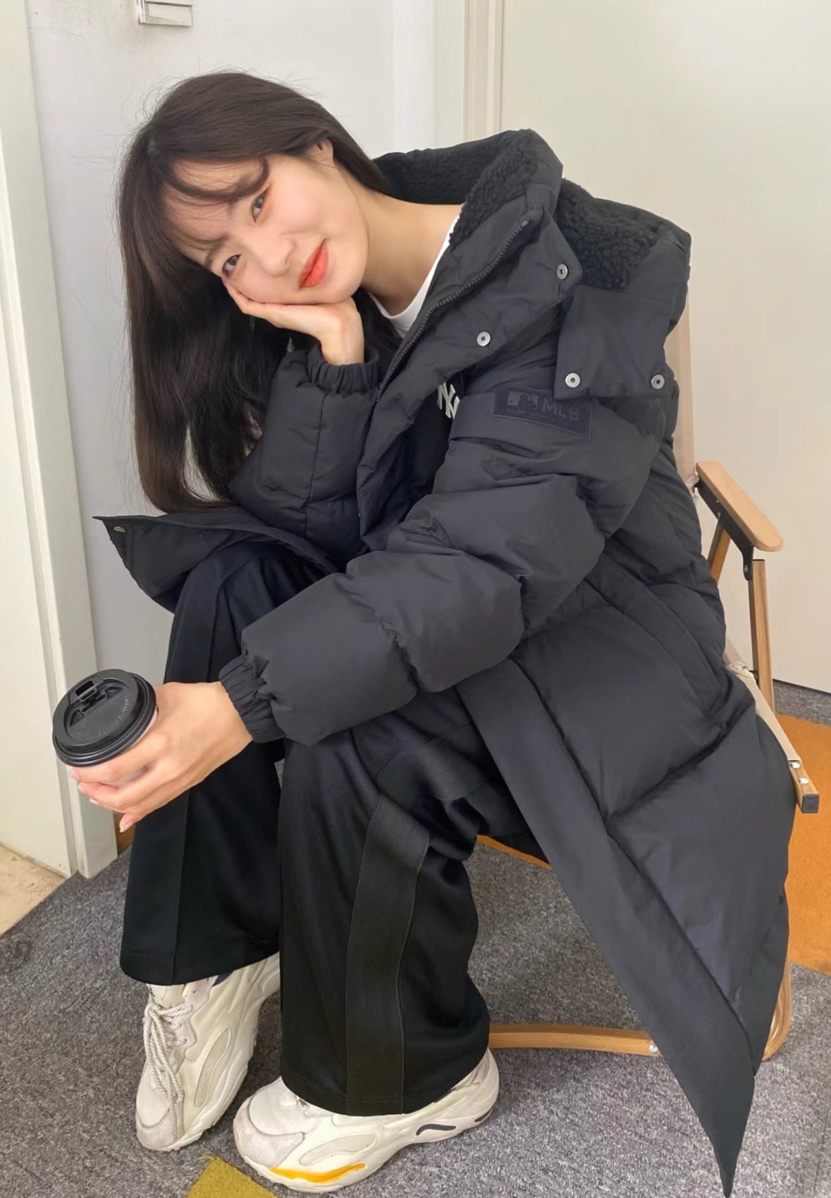 图片[3]-＃暖冬福利 MLB 24Fw NY小标长款羽绒服 颜色：黑色 白色 可接尺码： 黑色M L XL XXL 白色 L XL XXL 50绒面料采用客供的高密度定织定染涤纶材质，防风3级认证，内胆采用400d高密度支数胆布，杜绝钻绒现象，鸭绒填充，充绒量非常高，每个部位都很精细，充完绒再进行接缝接口，防止钻绒，然后不断的拍绒持续五分钟，保证羽绒可以充满每一个角落，每一个格子填充都很饱满，弹力延长袖口设计，防风性妥妥的，胸前独有的刺绣技法呈现经典LOGO，胸前拉链口袋设计，拉链都是定制的带Logo拉链头，开合顺滑两端全部进口机加固很耐用，定制辅料三标-选品中心