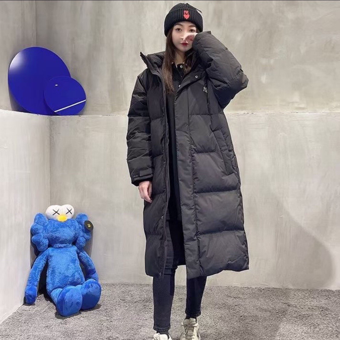 ＃暖冬福利 MLB 24Fw NY小标长款羽绒服 颜色：黑色 白色 可接尺码： 黑色M L XL XXL 白色 L XL XXL 50绒面料采用客供的高密度定织定染涤纶材质，防风3级认证，内胆采用400d高密度支数胆布，杜绝钻绒现象，鸭绒填充，充绒量非常高，每个部位都很精细，充完绒再进行接缝接口，防止钻绒，然后不断的拍绒持续五分钟，保证羽绒可以充满每一个角落，每一个格子填充都很饱满，弹力延长袖口设计，防风性妥妥的，胸前独有的刺绣技法呈现经典LOGO，胸前拉链口袋设计，拉链都是定制的带Logo拉链头，开合顺滑两端全部进口机加固很耐用，定制辅料三标-选品中心