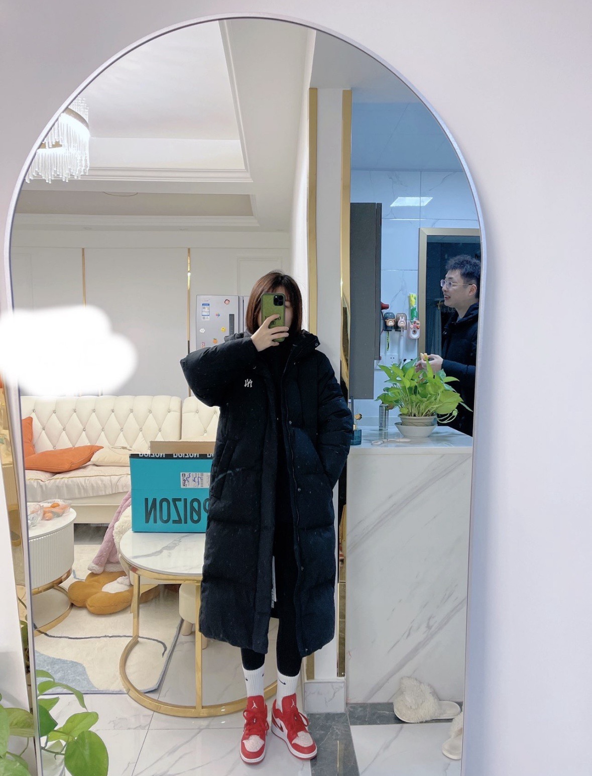 图片[2]-＃暖冬福利 MLB 24Fw NY小标长款羽绒服 颜色：黑色 白色 可接尺码： 黑色M L XL XXL 白色 L XL XXL 50绒面料采用客供的高密度定织定染涤纶材质，防风3级认证，内胆采用400d高密度支数胆布，杜绝钻绒现象，鸭绒填充，充绒量非常高，每个部位都很精细，充完绒再进行接缝接口，防止钻绒，然后不断的拍绒持续五分钟，保证羽绒可以充满每一个角落，每一个格子填充都很饱满，弹力延长袖口设计，防风性妥妥的，胸前独有的刺绣技法呈现经典LOGO，胸前拉链口袋设计，拉链都是定制的带Logo拉链头，开合顺滑两端全部进口机加固很耐用，定制辅料三标-选品中心