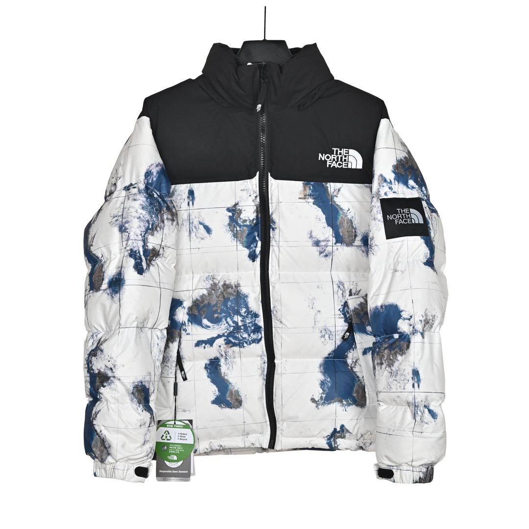 ＃暖冬福利 𝐓𝐡𝐞 𝐍𝐨𝐫𝐭𝐡 𝐅𝐚𝐜𝐞 𝟐𝟐𝐅𝐖 北面地球印花大格子袖标羽绒服 尺码：XS-2XL 🔝产品介绍： 1️⃣内线距 门筒 用料 里料 织带 扣子等细节处处到位,柔软舒服,定织定染。 2️⃣印花裁片定位，户外梭织运动型纳米科技面料 质感细腻。 3️⃣刺绣采用进口田岛绣花万针刺绣，采用进口7号针，日本女皇绣线，保证每字饱满工、立体感清晰。 4️⃣填充80%白鸭绒，不做任何虚假宣传。保证保暖性的同时，更加轻便。轻松低于零下30多度严寒低温。 4️⃣正品YKK吉田ISO9000拉链，拉动更丝滑流畅，区别市面假YKK。独家定制五金辅料，100%还原ZP。辅料及扣子均采用原版一致铜芯弹簧，非市面铁芯弹簧。 5️⃣高密度户外防水涂层格子面料,高端防跑绒涂鸦里布+380T三防胆布.绝不钻绒（如有钻绒随意换新） 6️⃣经DWR防泼水处理，轻质耐磨防撕裂，更具出色的防风防泼水性能，为户外活动提供属实防护。-选品中心