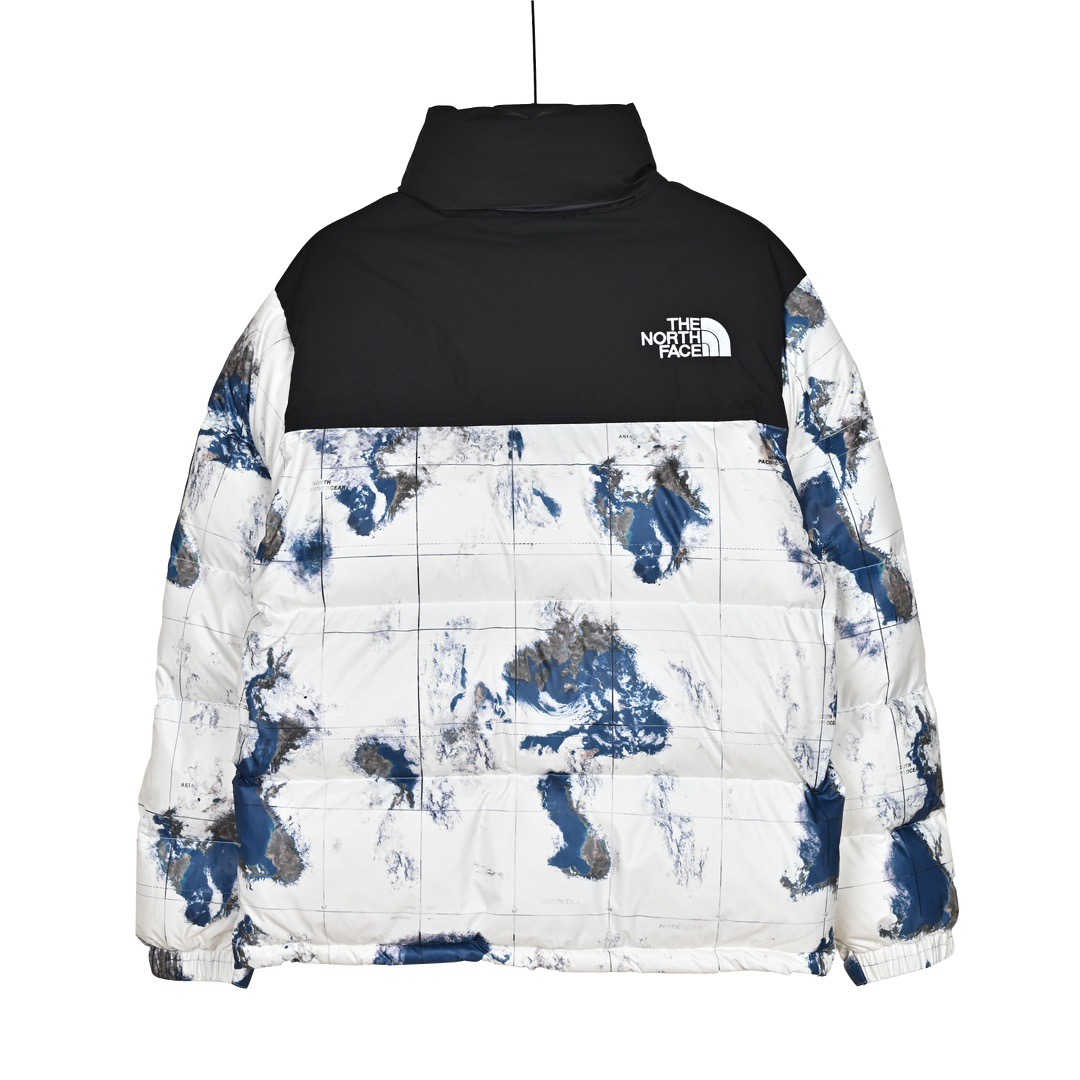 图片[2]-＃暖冬福利 𝐓𝐡𝐞 𝐍𝐨𝐫𝐭𝐡 𝐅𝐚𝐜𝐞 𝟐𝟐𝐅𝐖 北面地球印花大格子袖标羽绒服 尺码：XS-2XL 🔝产品介绍： 1️⃣内线距 门筒 用料 里料 织带 扣子等细节处处到位,柔软舒服,定织定染。 2️⃣印花裁片定位，户外梭织运动型纳米科技面料 质感细腻。 3️⃣刺绣采用进口田岛绣花万针刺绣，采用进口7号针，日本女皇绣线，保证每字饱满工、立体感清晰。 4️⃣填充80%白鸭绒，不做任何虚假宣传。保证保暖性的同时，更加轻便。轻松低于零下30多度严寒低温。 4️⃣正品YKK吉田ISO9000拉链，拉动更丝滑流畅，区别市面假YKK。独家定制五金辅料，100%还原ZP。辅料及扣子均采用原版一致铜芯弹簧，非市面铁芯弹簧。 5️⃣高密度户外防水涂层格子面料,高端防跑绒涂鸦里布+380T三防胆布.绝不钻绒（如有钻绒随意换新） 6️⃣经DWR防泼水处理，轻质耐磨防撕裂，更具出色的防风防泼水性能，为户外活动提供属实防护。-选品中心